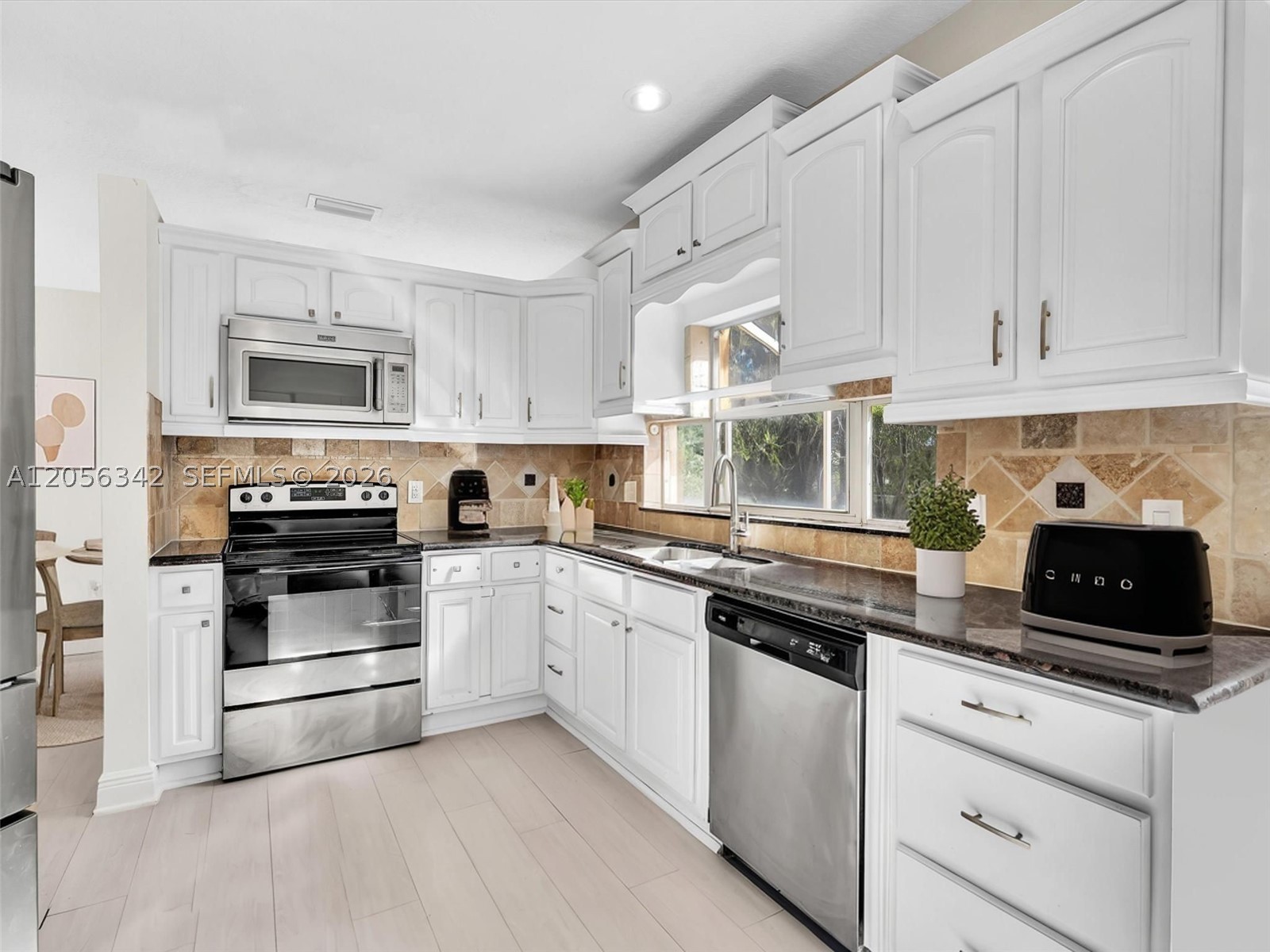 11407 Lakeview Dr, Coral Springs FL 33071