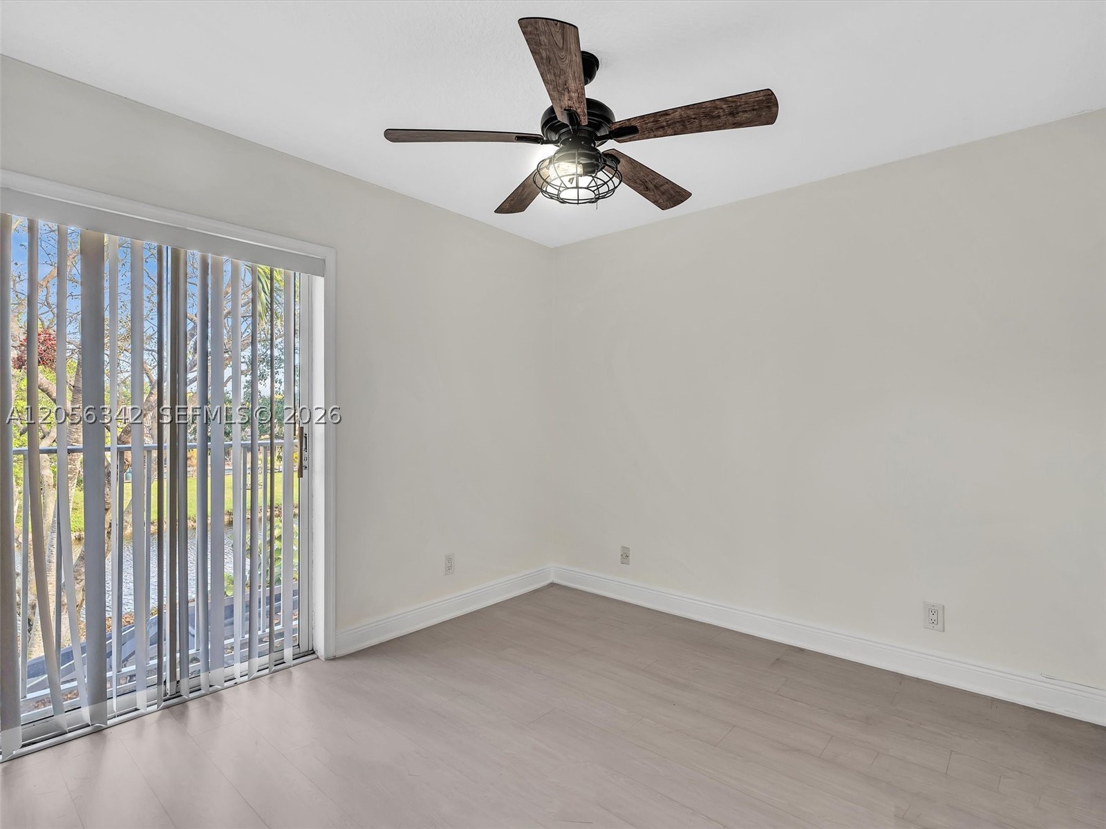 11407 Lakeview Dr, Coral Springs FL 33071