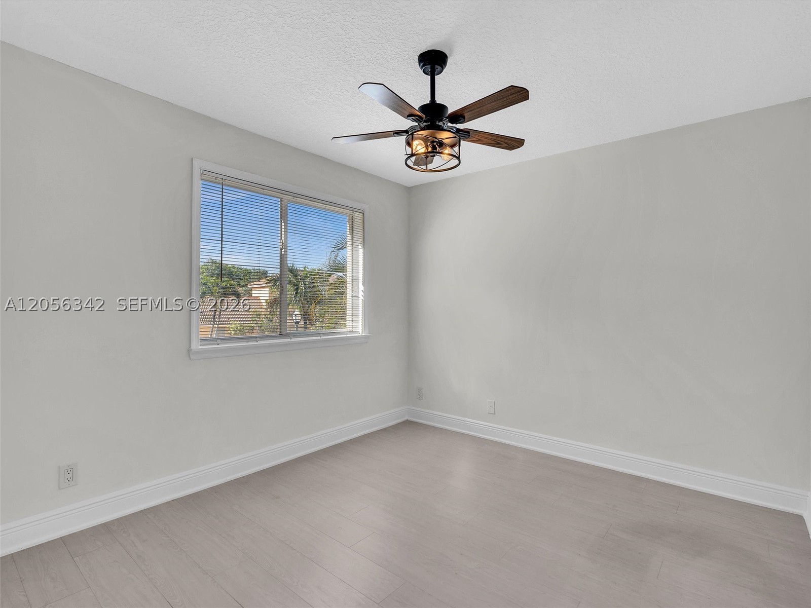 11407 Lakeview Dr, Coral Springs FL 33071