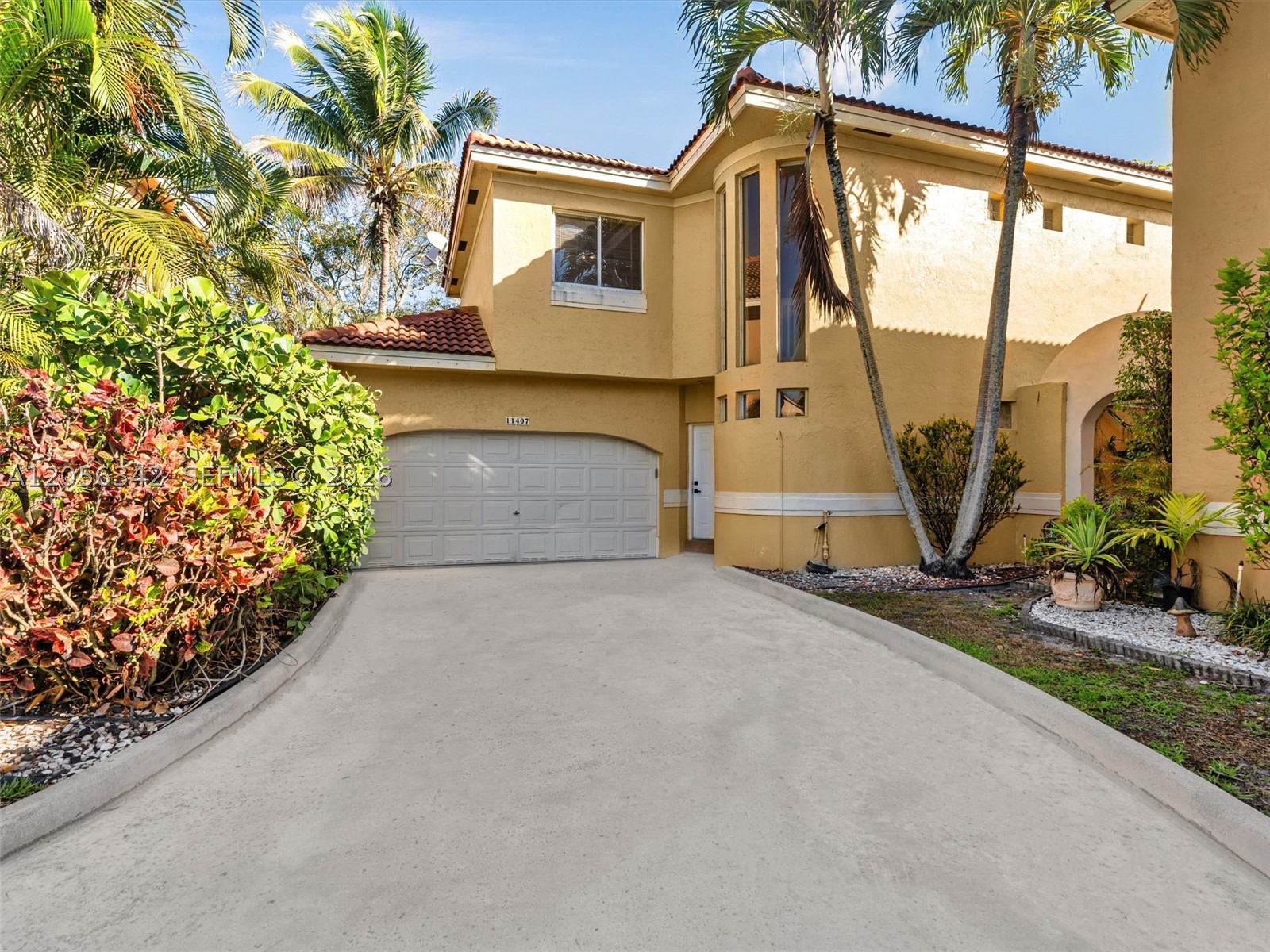 11407 Lakeview Dr, Coral Springs FL 33071