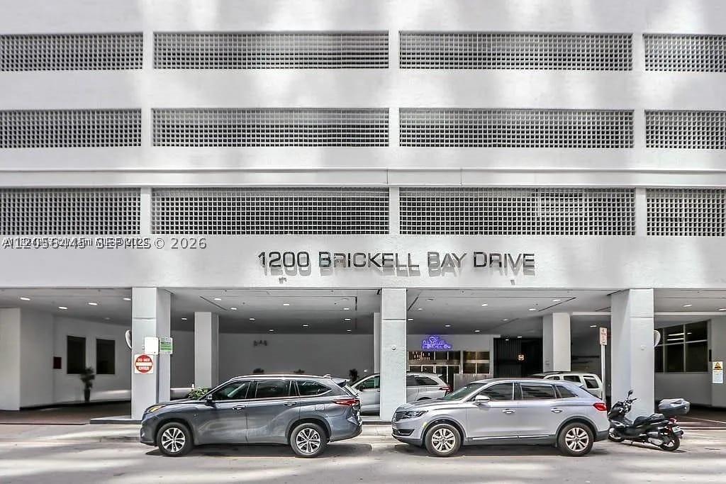 1200 Brickell Bay Dr #1518, Miami FL 33131