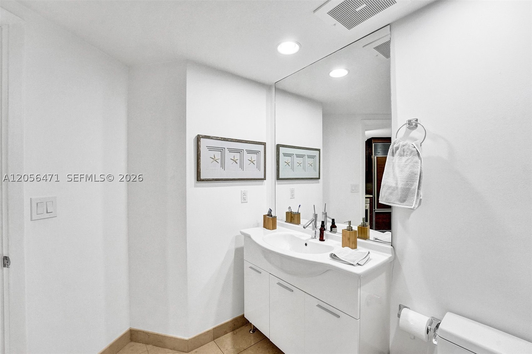 475 Brickell Ave #2708, Miami FL 33131