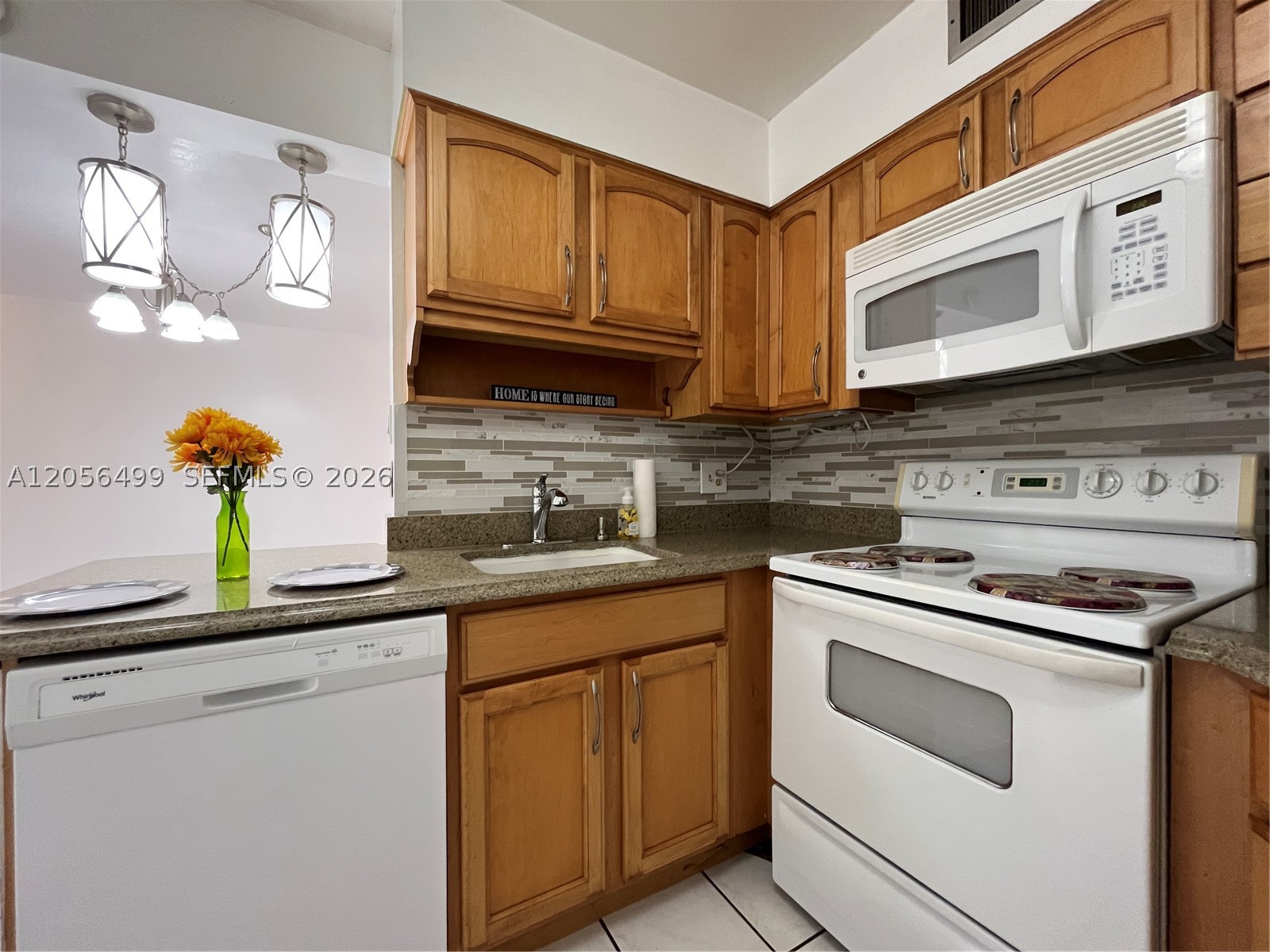 215 Lake Pointe Dr #104, Oakland Park FL 33309