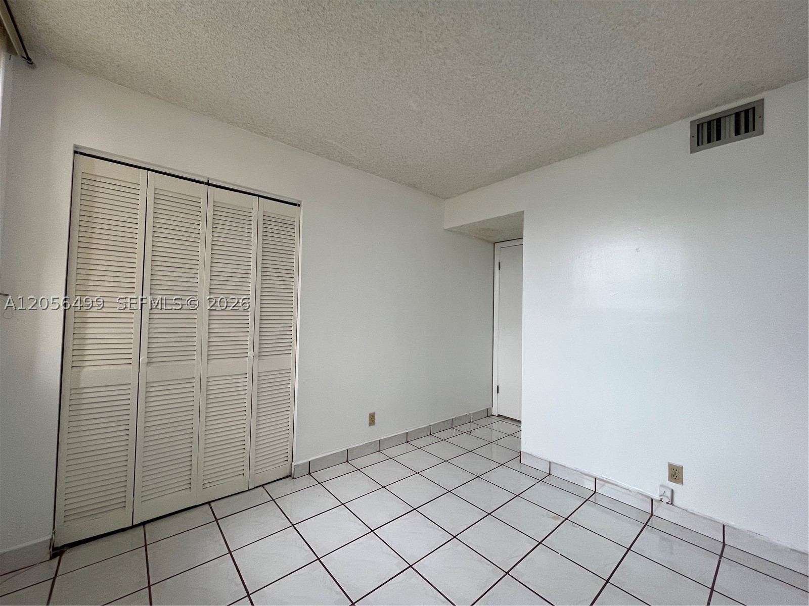 215 Lake Pointe Dr #104, Oakland Park FL 33309