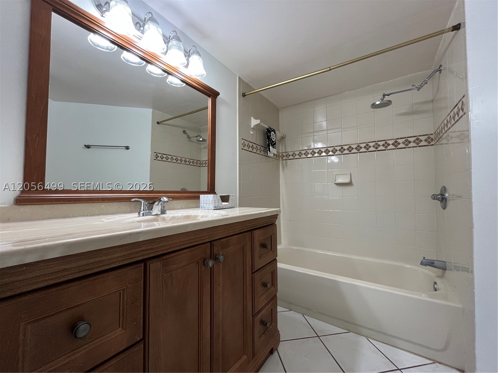 215 Lake Pointe Dr #104, Oakland Park FL 33309