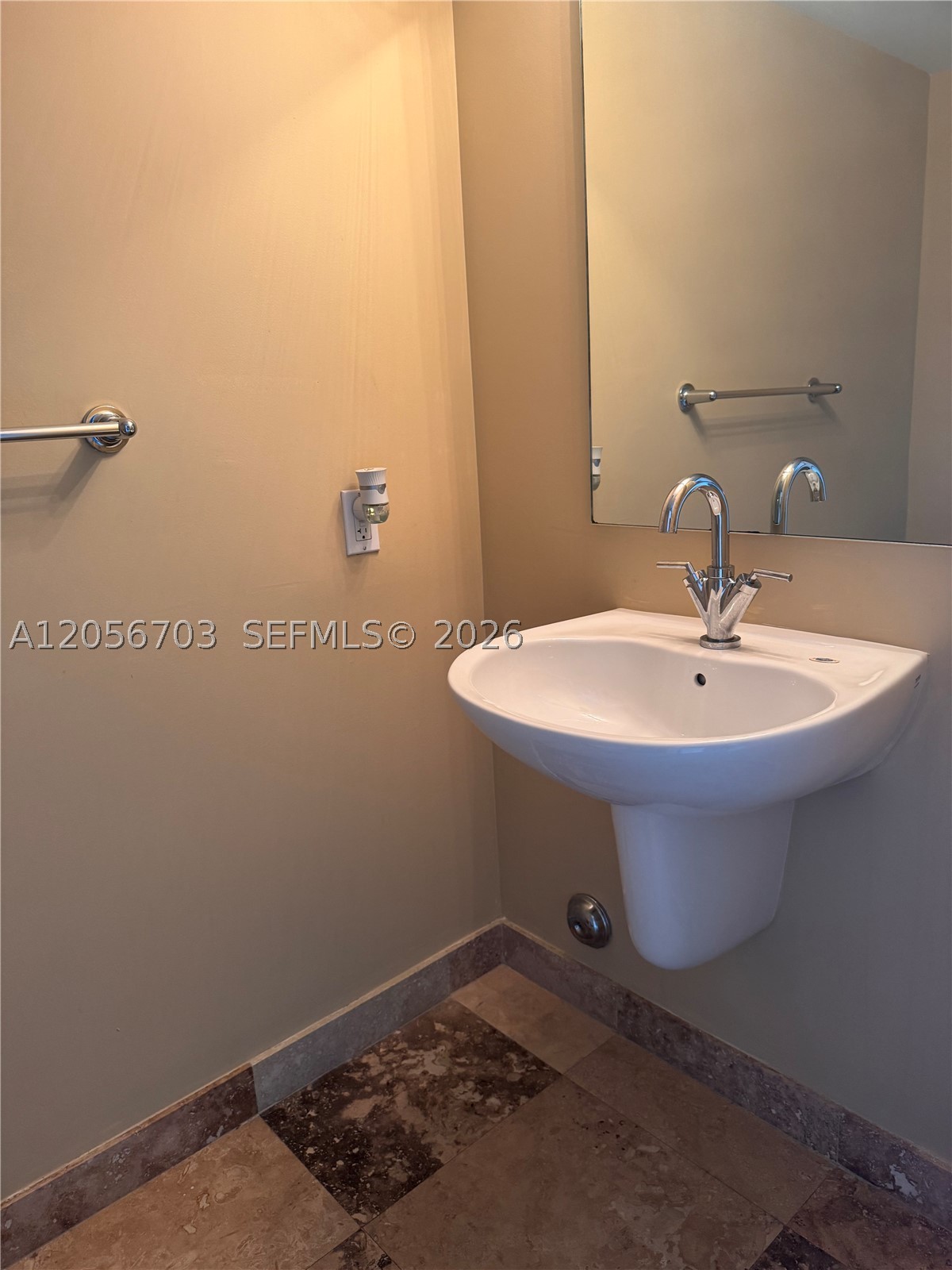 41 SE 5th #2204, Miami FL 33131