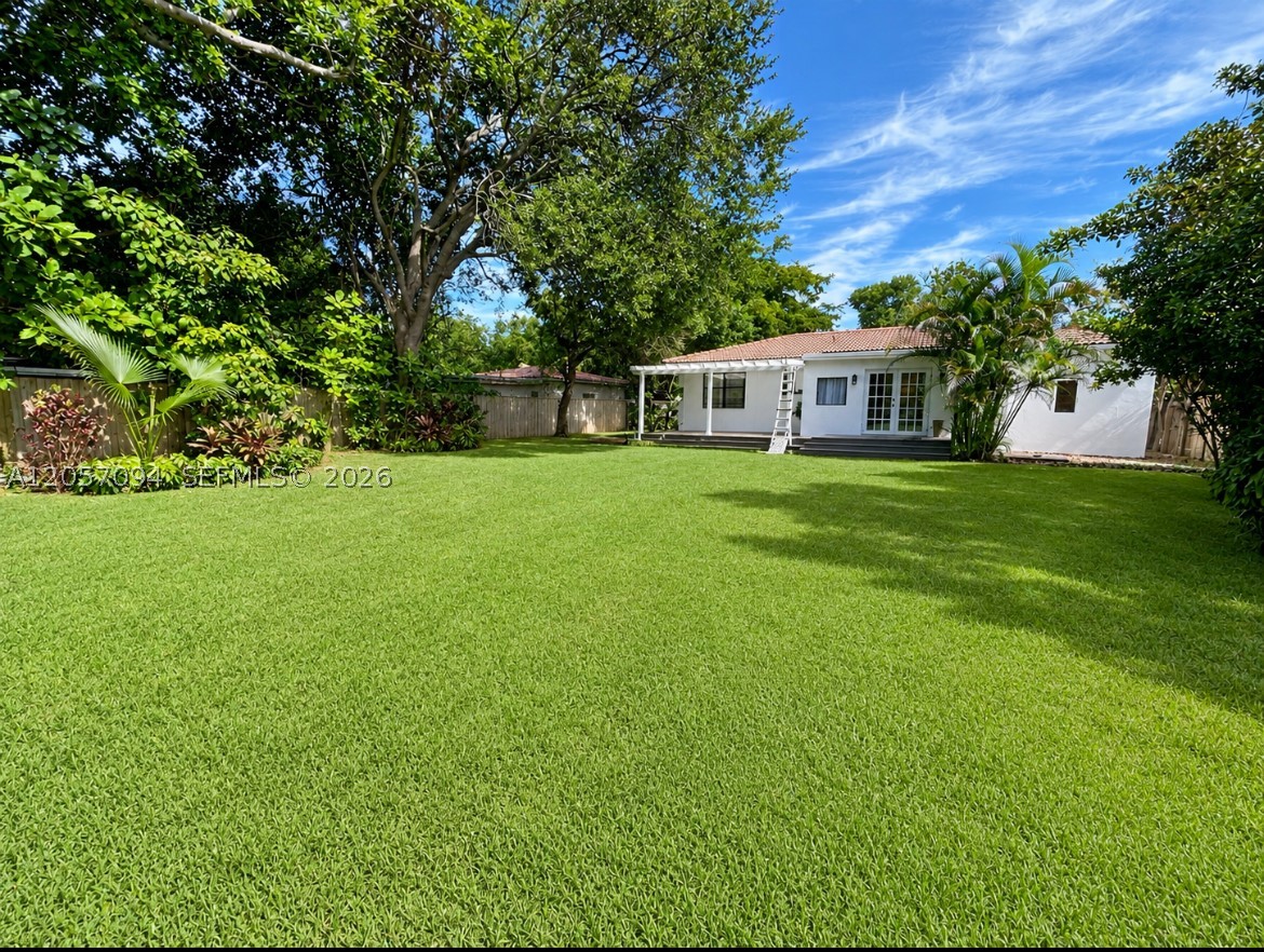 585 NE 121st St, North Miami FL 33161