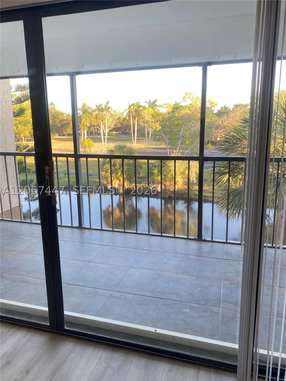 240 Lakeview Dr #303, Weston FL 33326