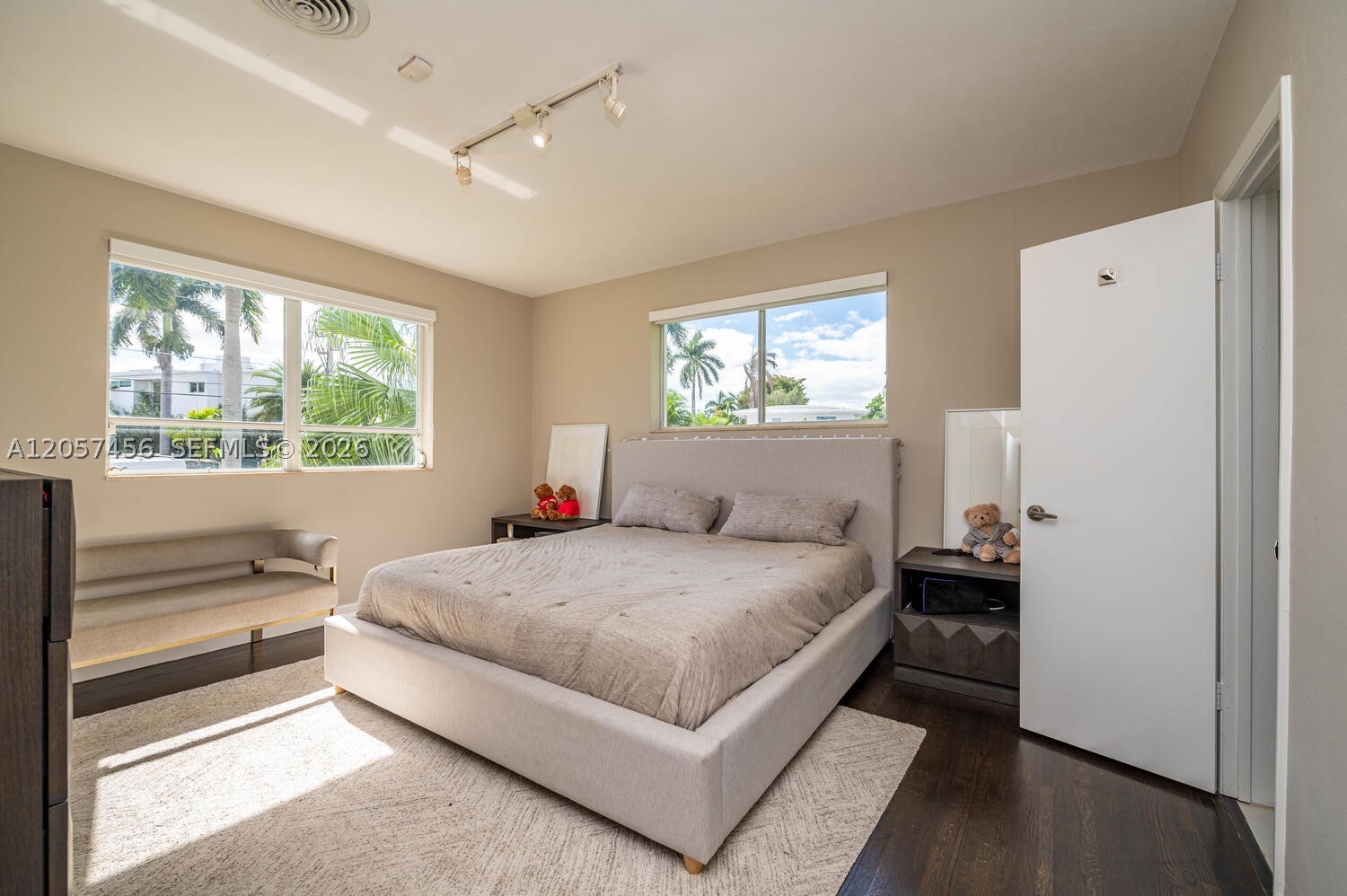9520 E Broadview Dr, Bay Harbor Islands FL 33154