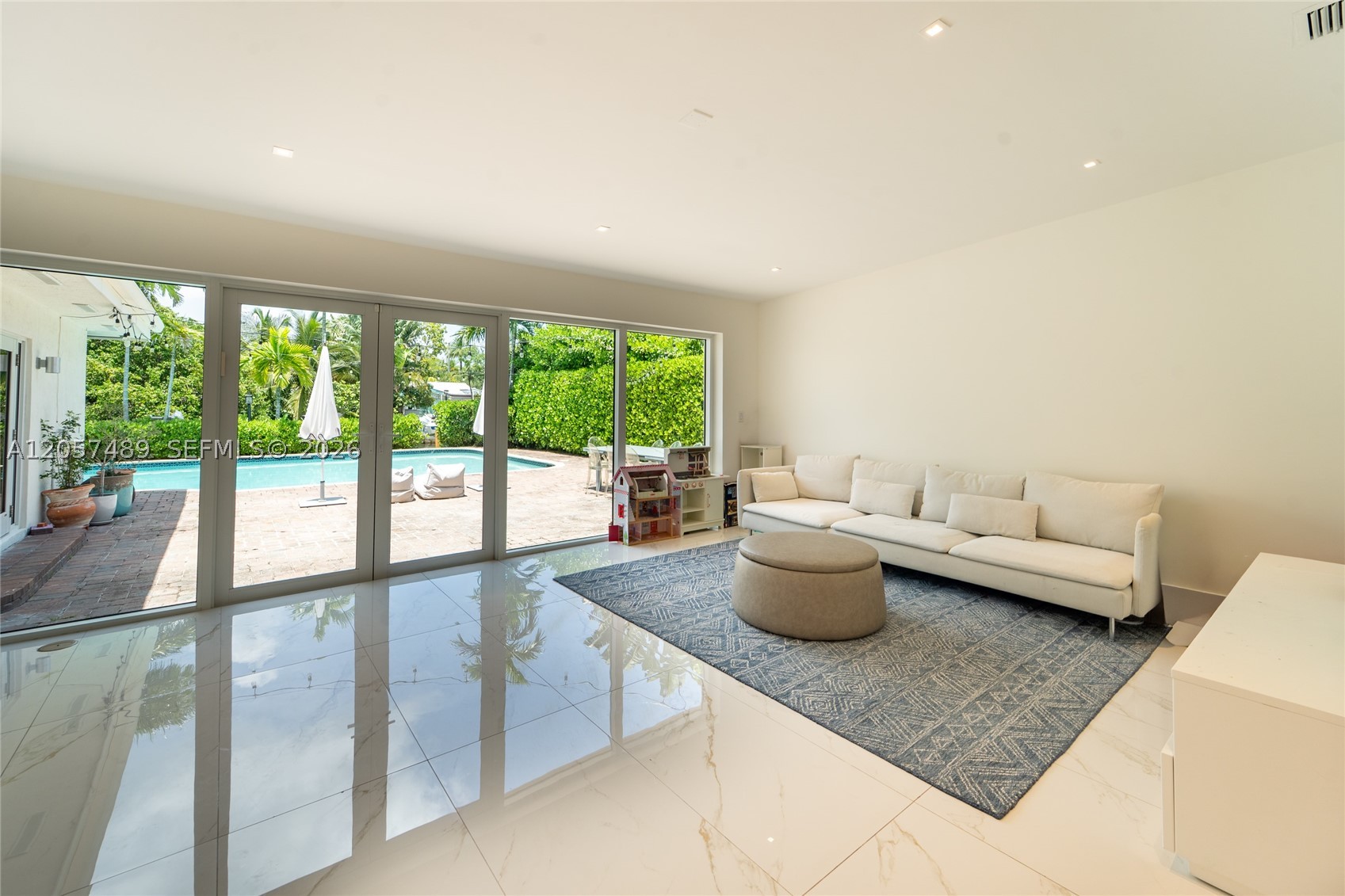 1777 Daytonia Rd, Miami Beach FL 33141