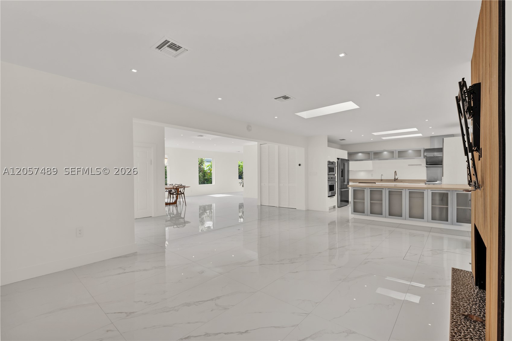 1777 Daytonia Rd, Miami Beach FL 33141