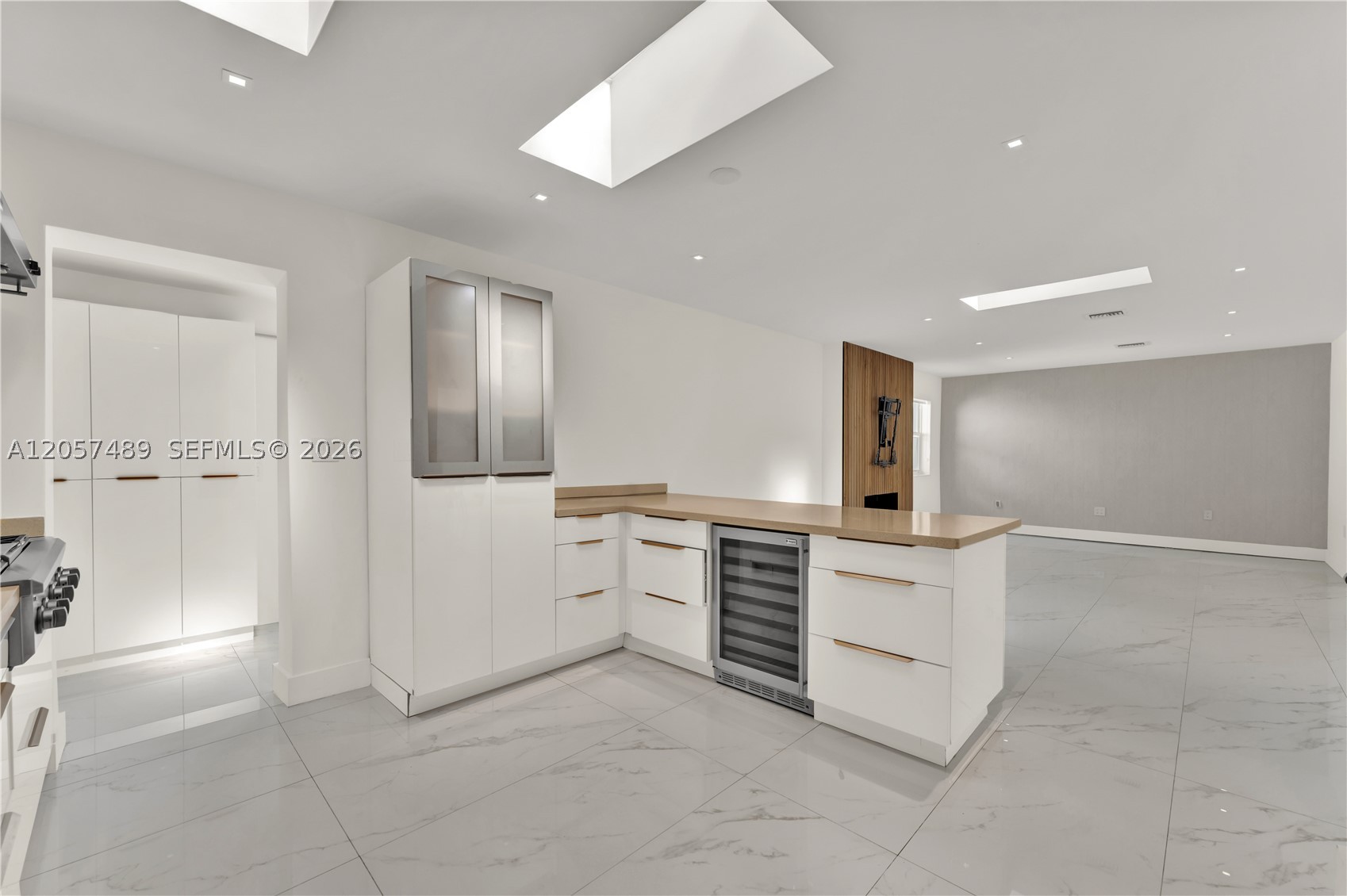 1777 Daytonia Rd, Miami Beach FL 33141