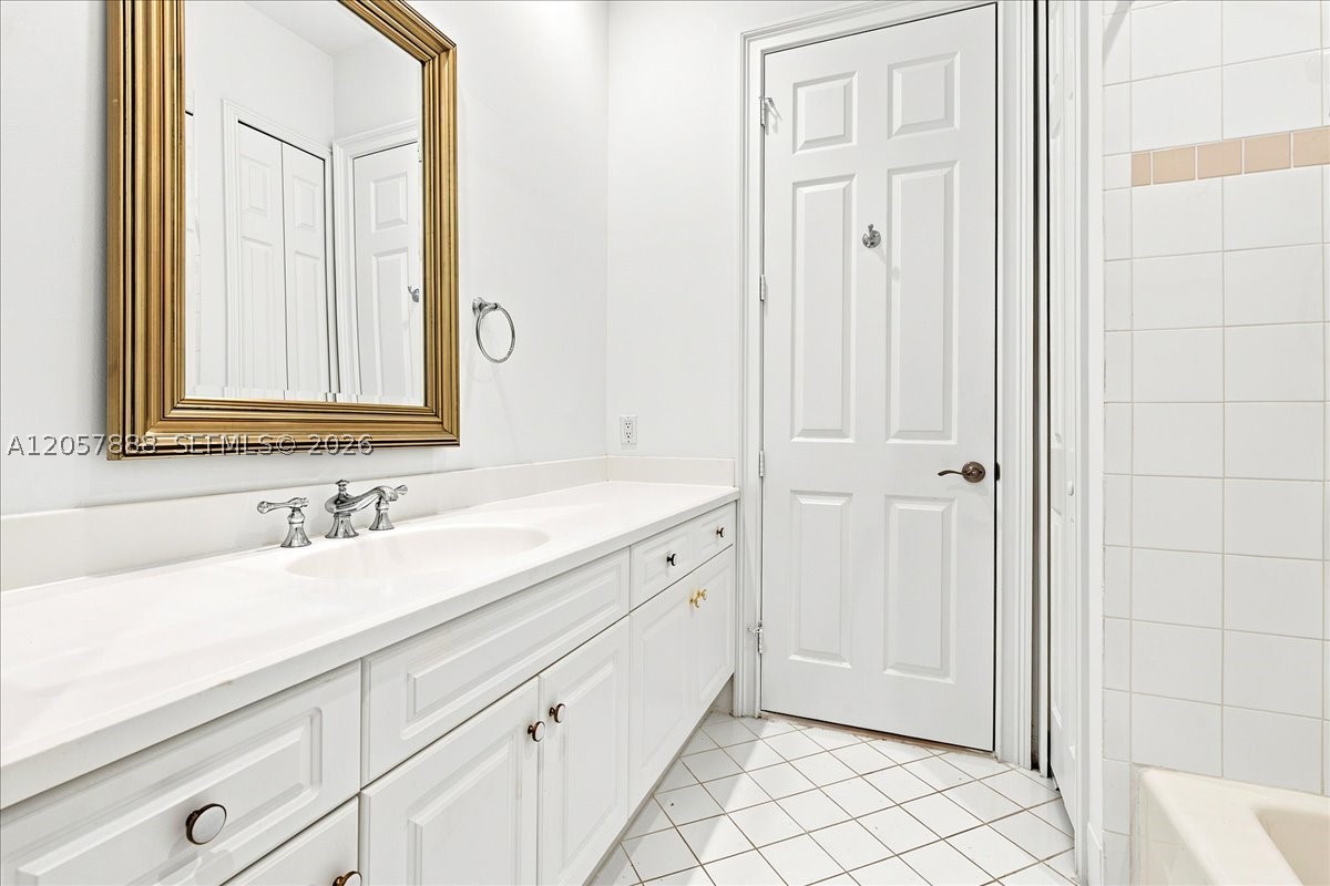 996 Sanibel Dr, Hollywood FL 33019