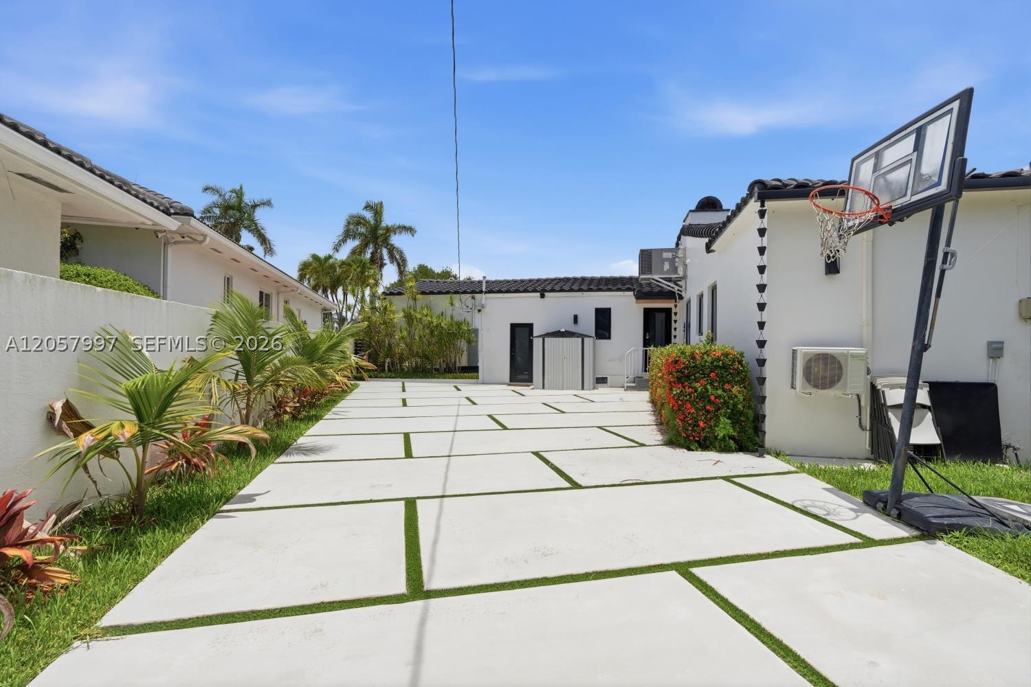 1204 S Northlake Dr, Hollywood FL 33019