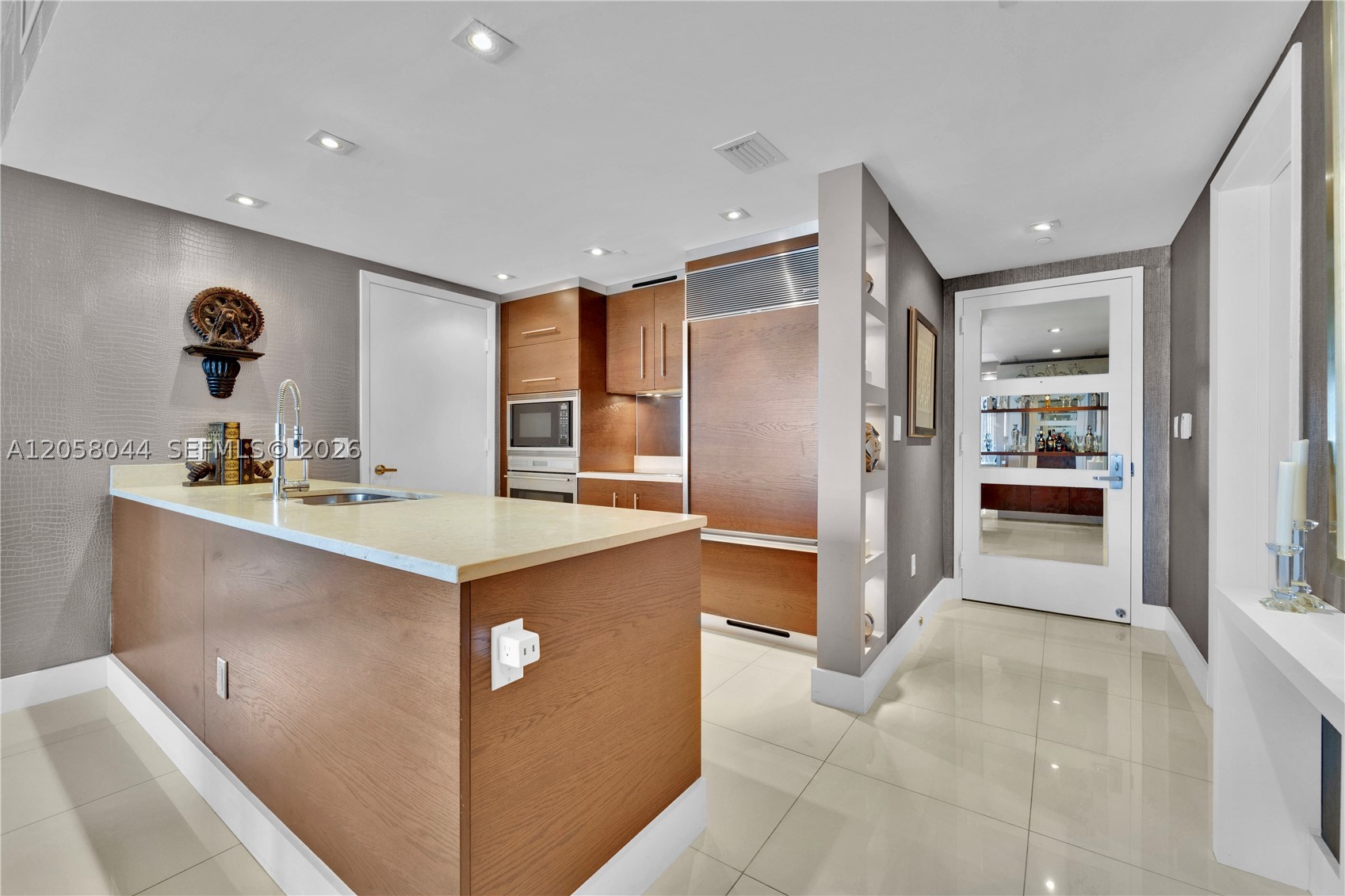 475 Brickell Ave #5013, Miami FL 33131