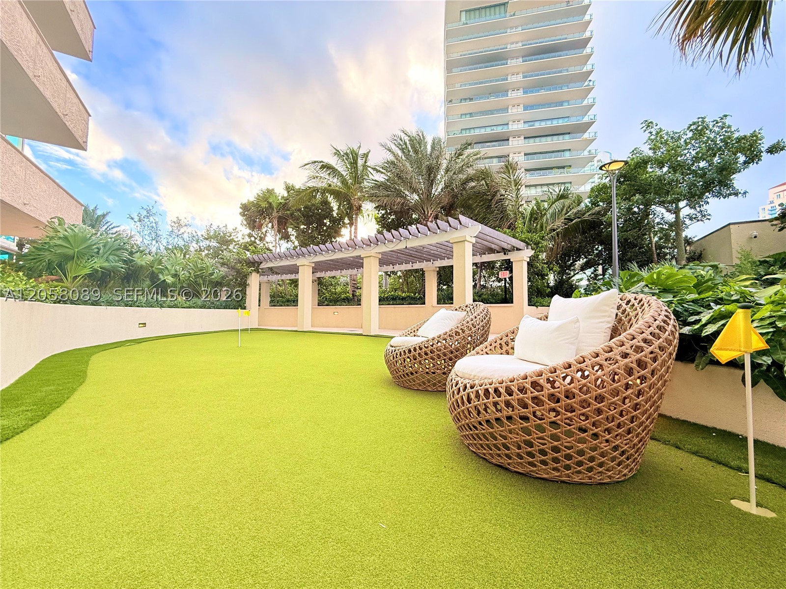 300 S Pointe Dr #1504, Miami Beach FL 33139