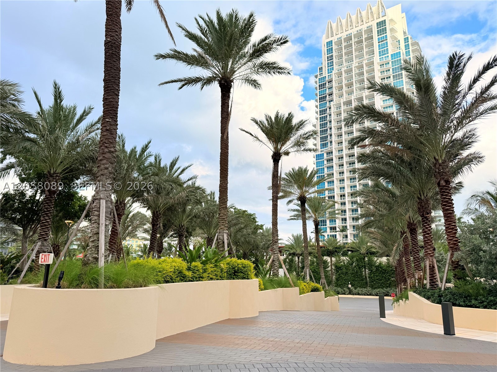 300 S Pointe Dr #1504, Miami Beach FL 33139