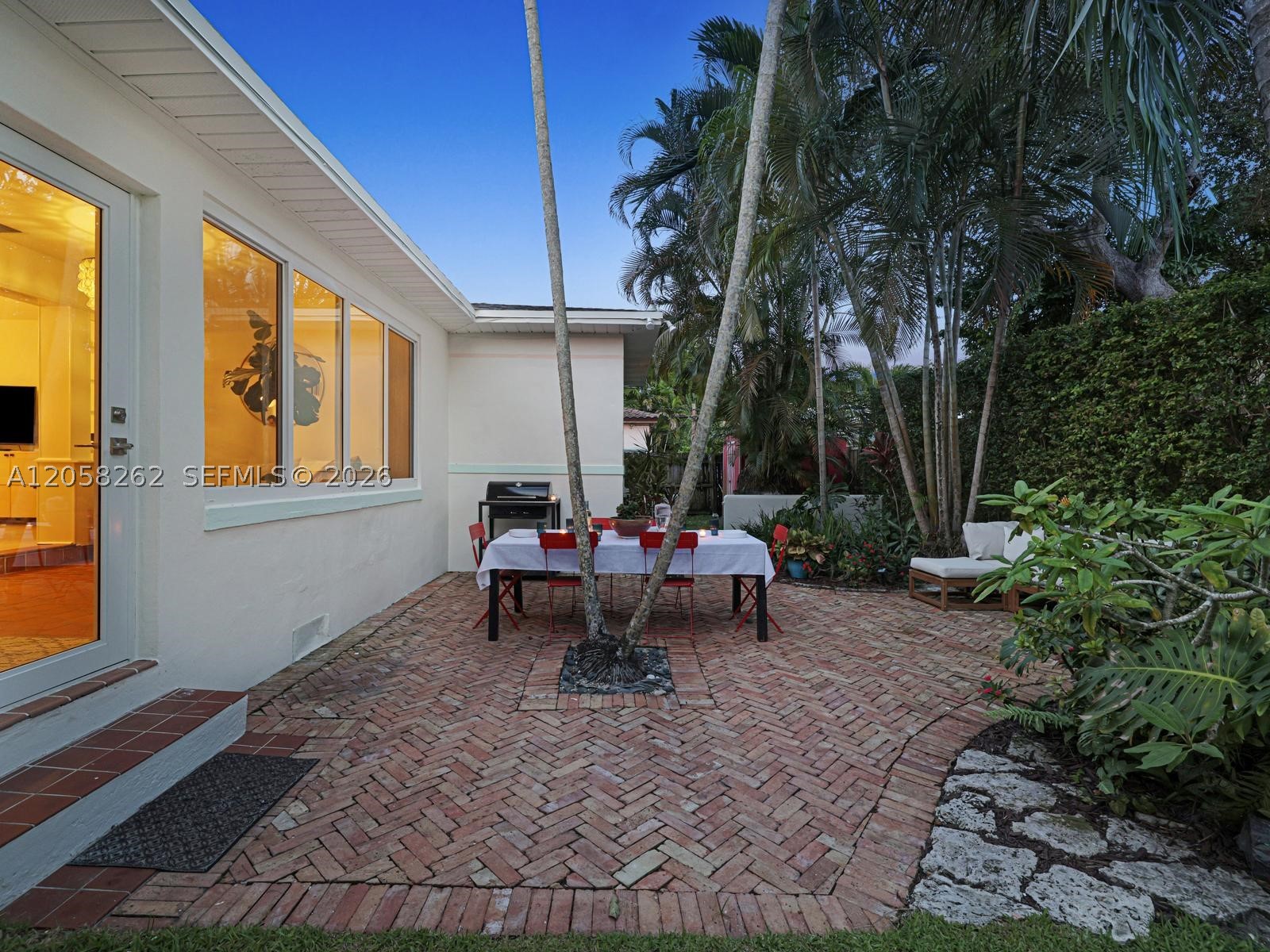 830 NE 83rd St, Miami FL 33138