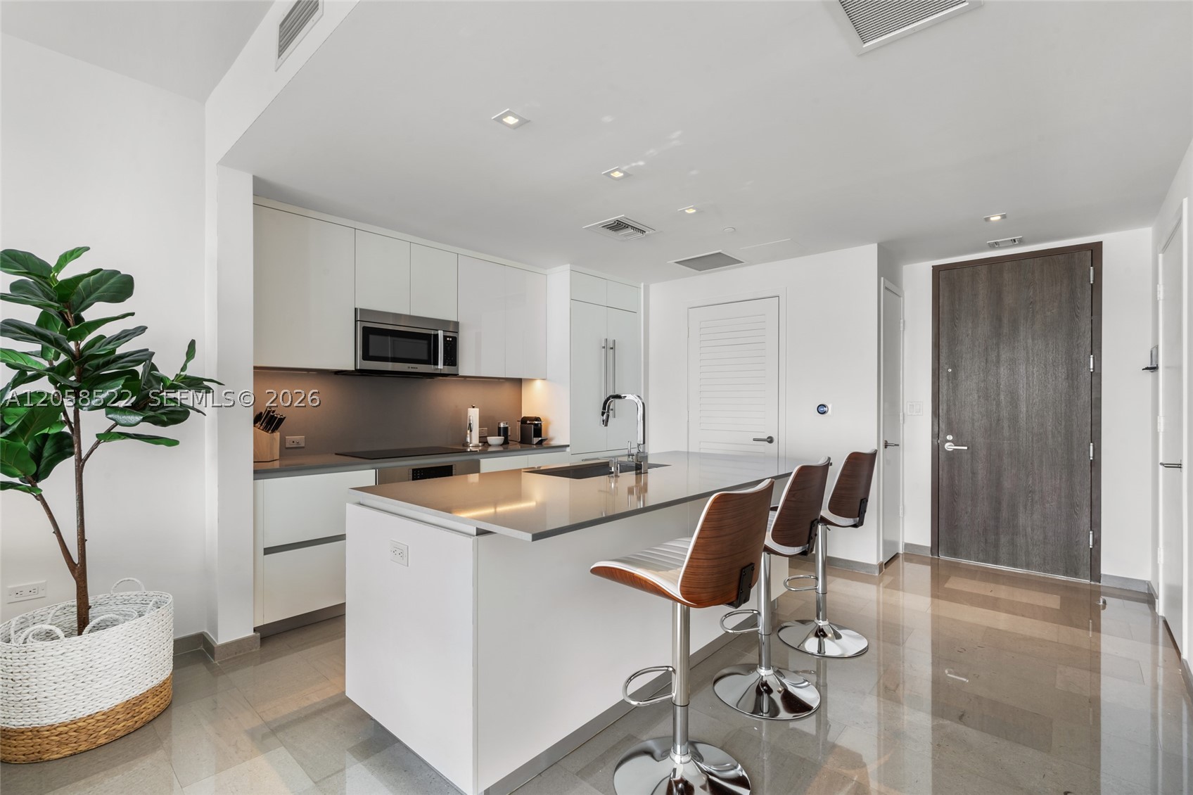 68 SE 6th St #2306, Miami FL 33131