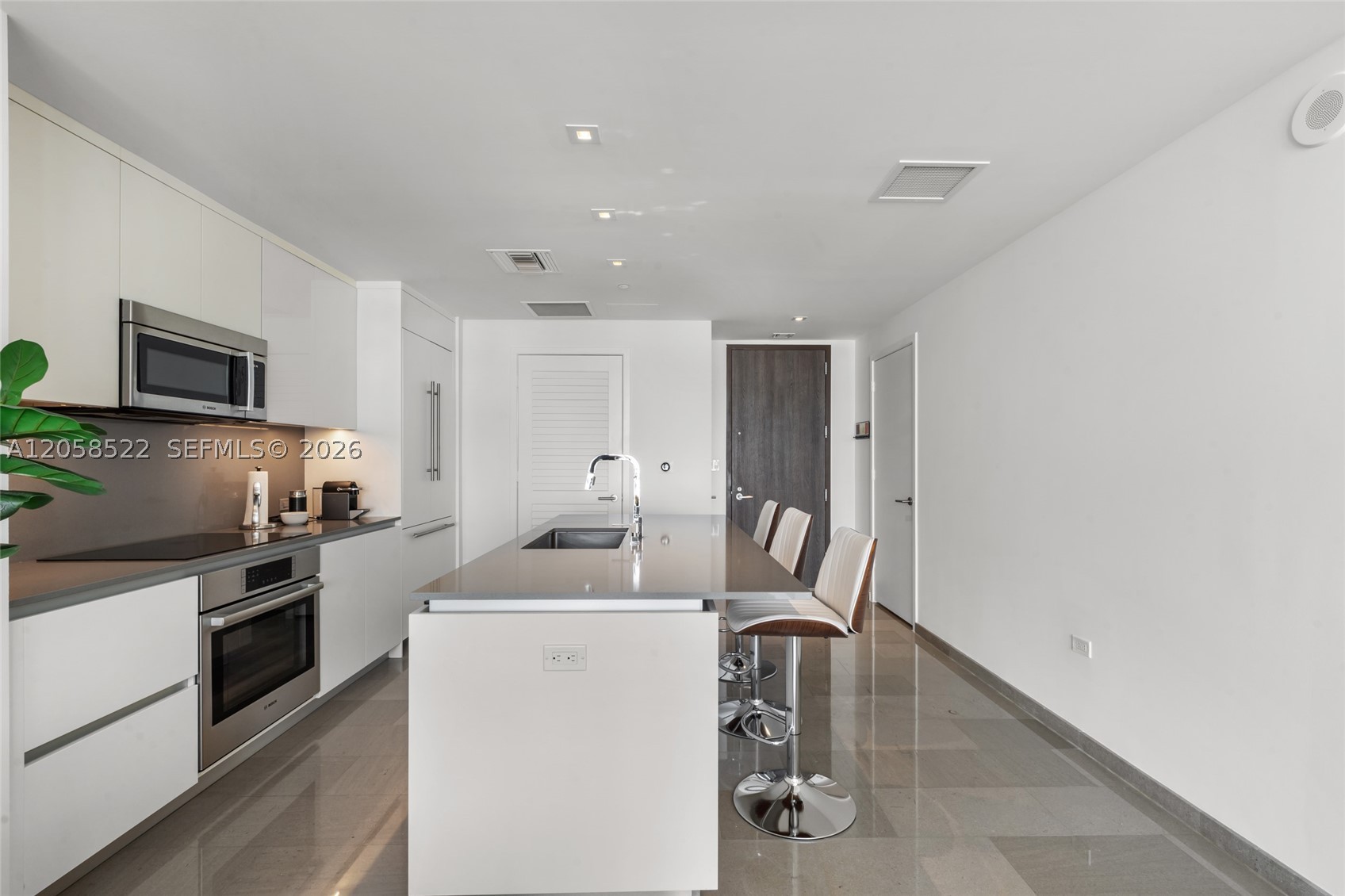 68 SE 6th St #2306, Miami FL 33131