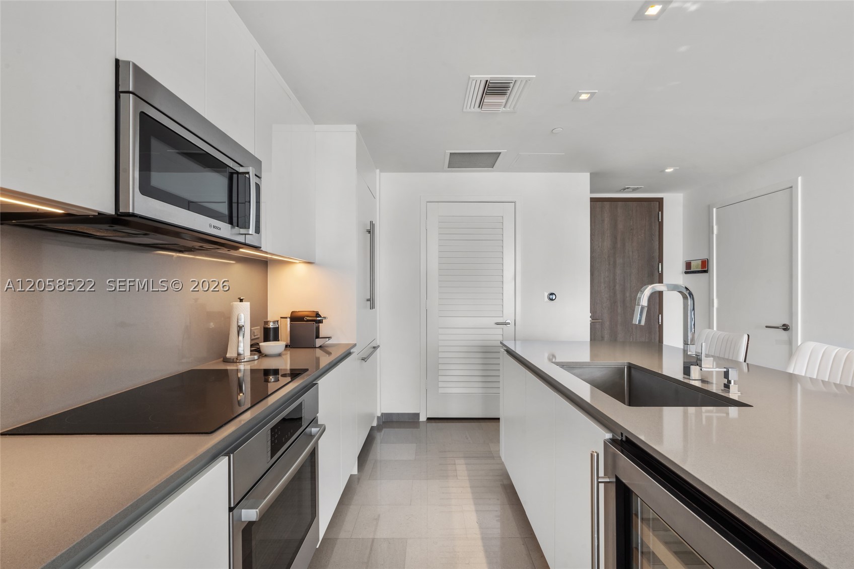 68 SE 6th St #2306, Miami FL 33131