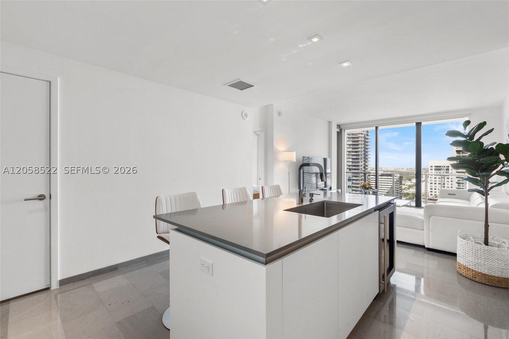 68 SE 6th St #2306, Miami FL 33131