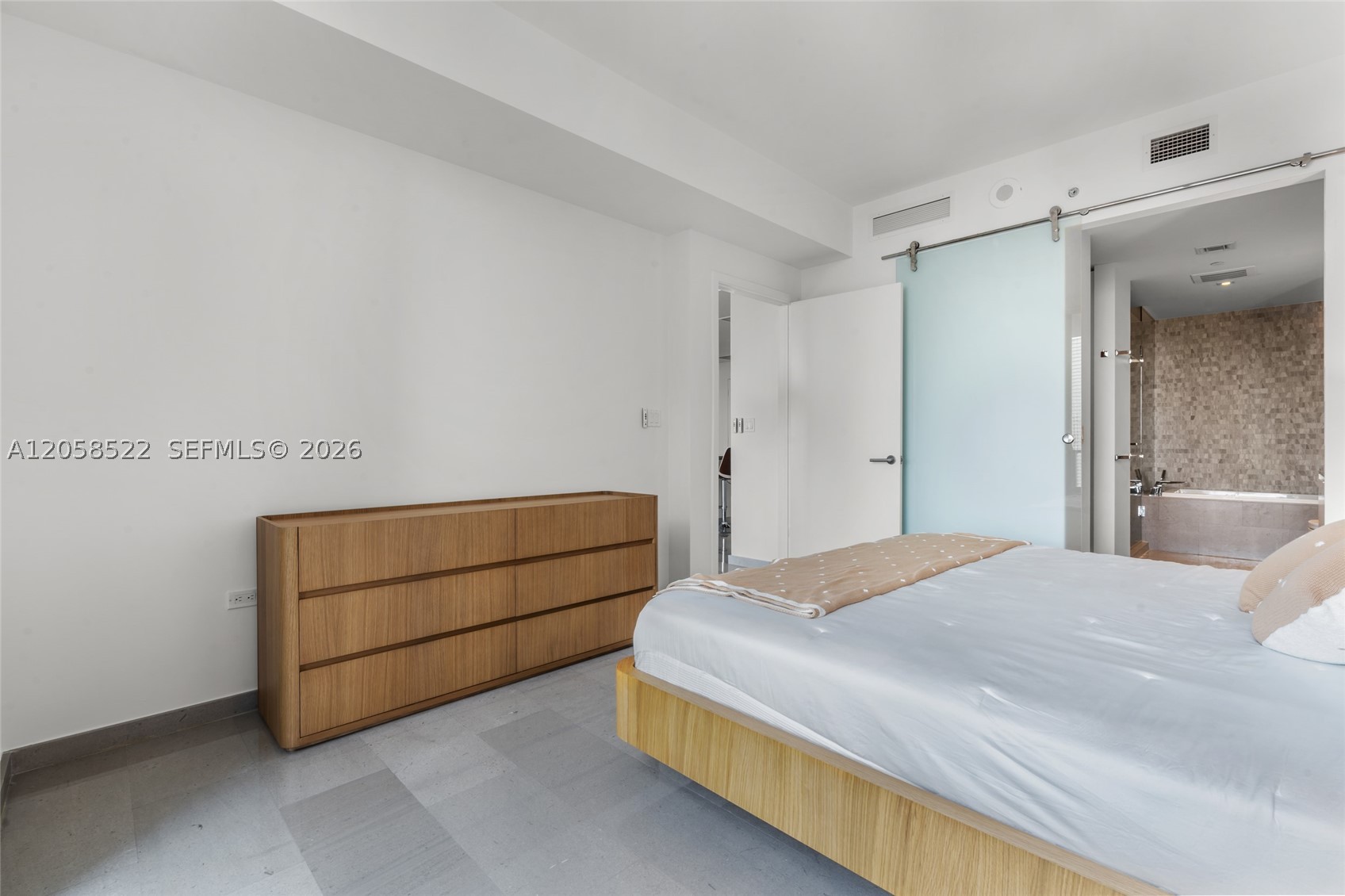 68 SE 6th St #2306, Miami FL 33131