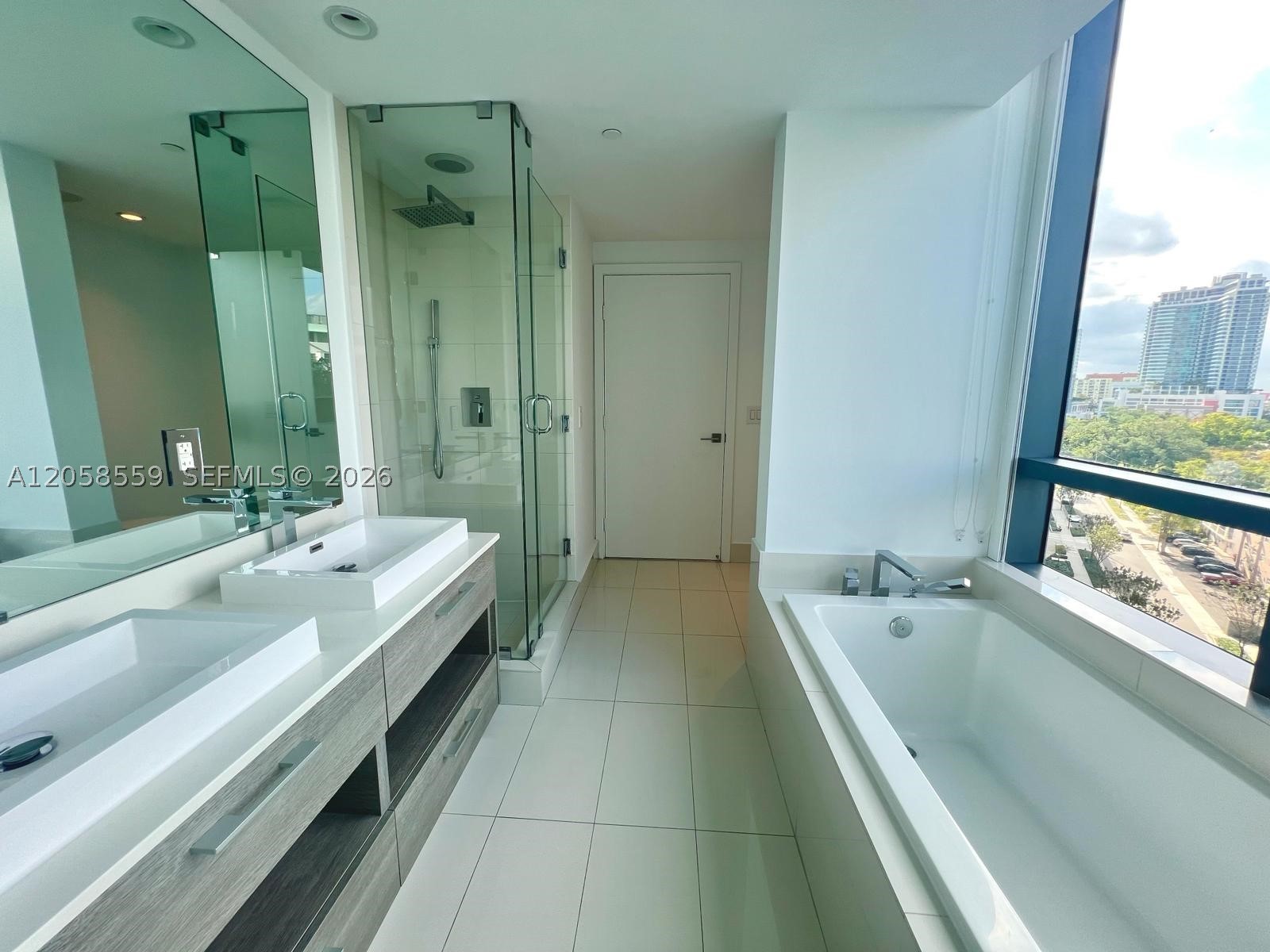 650 NE 32nd St #908, Miami FL 33137