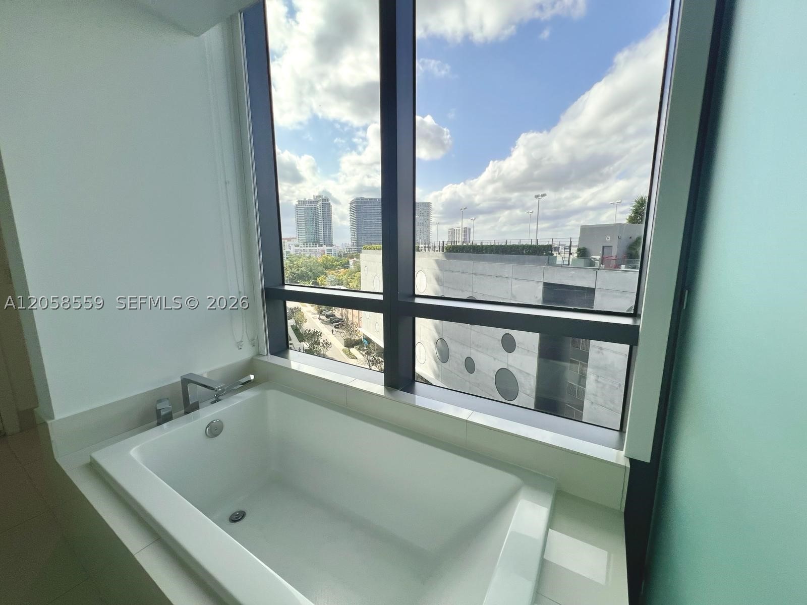 650 NE 32nd St #908, Miami FL 33137