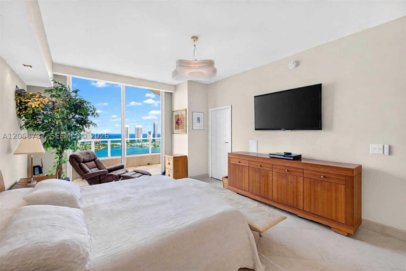 3330 NE 190th St #UPH14, Aventura FL 33180