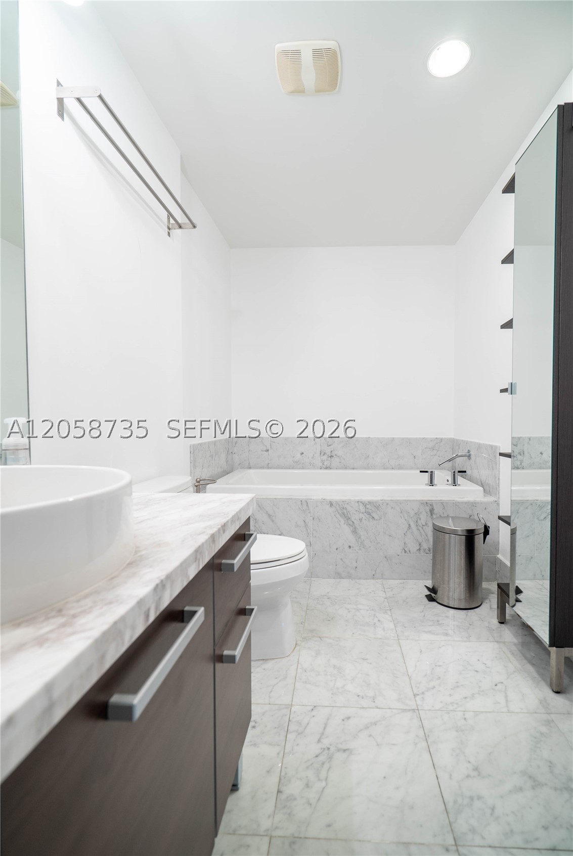 253 NE 2nd St #2107, Miami FL 33132