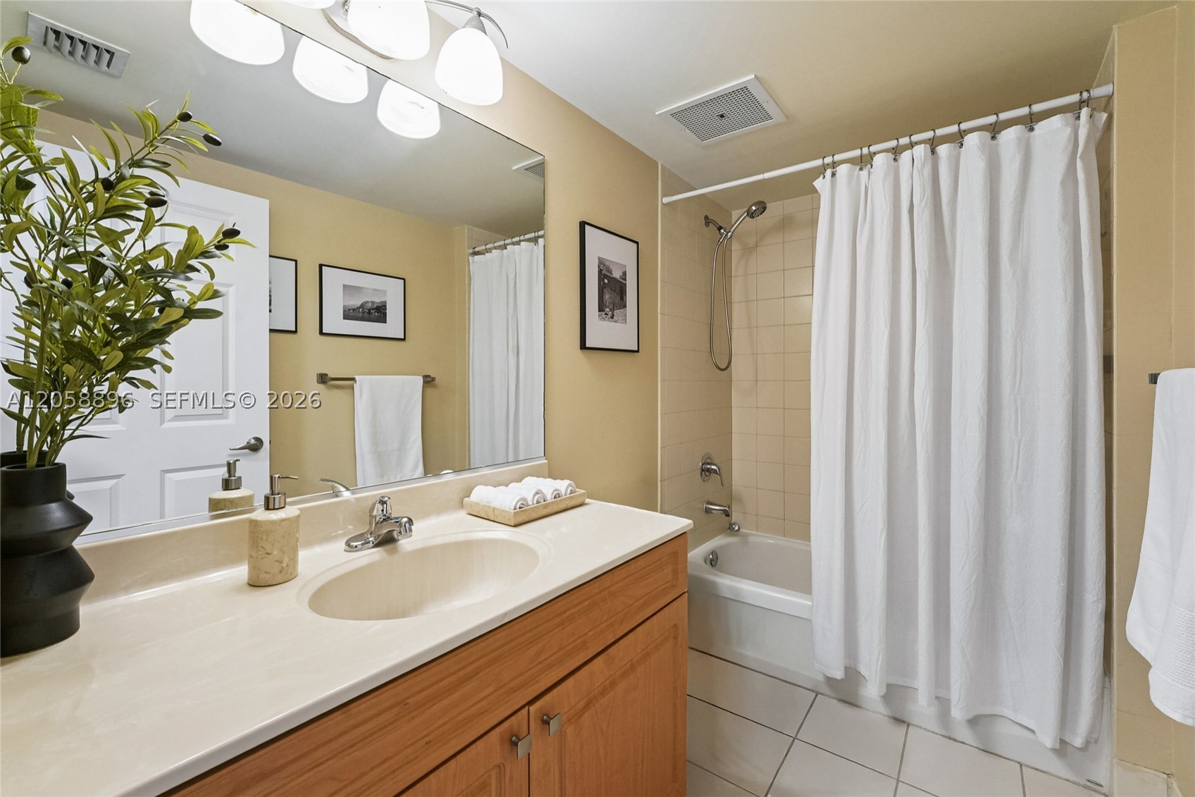 900 SW 8th St #1609, Miami FL 33130