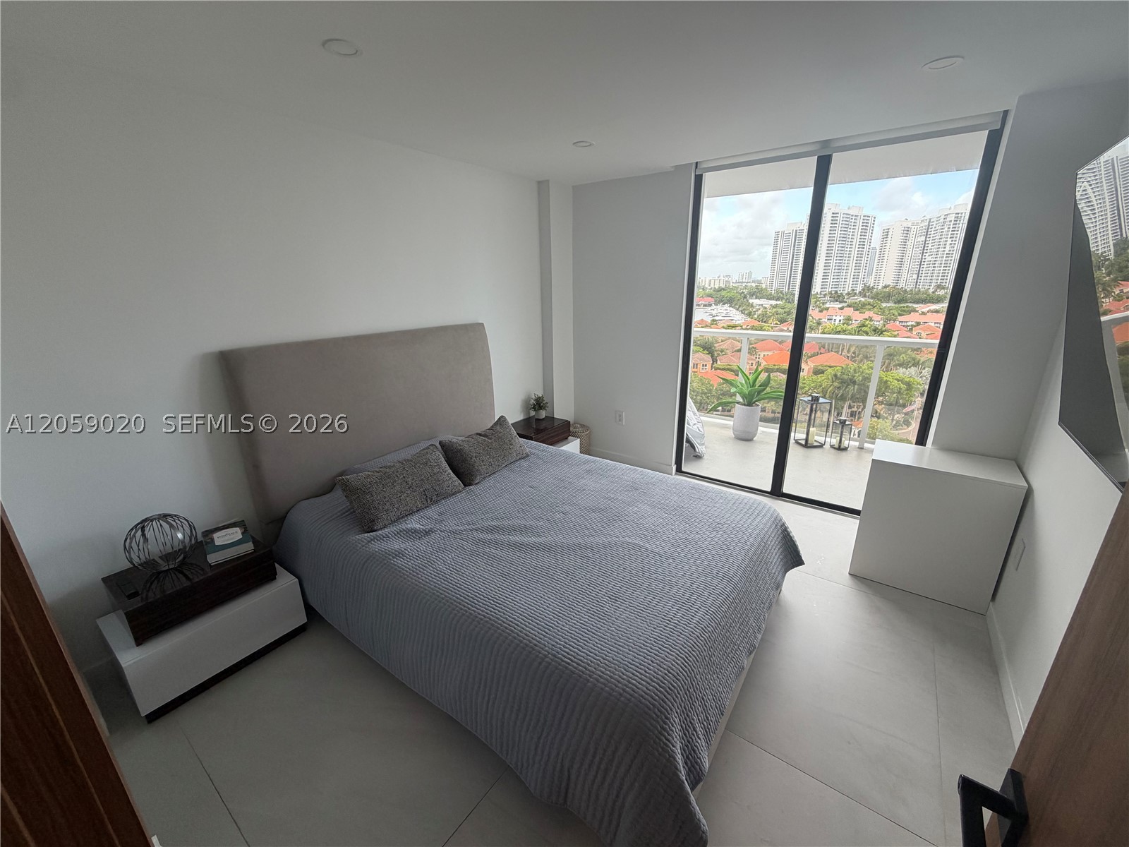 3701 N Country Club Dr #1209, Aventura FL 33180