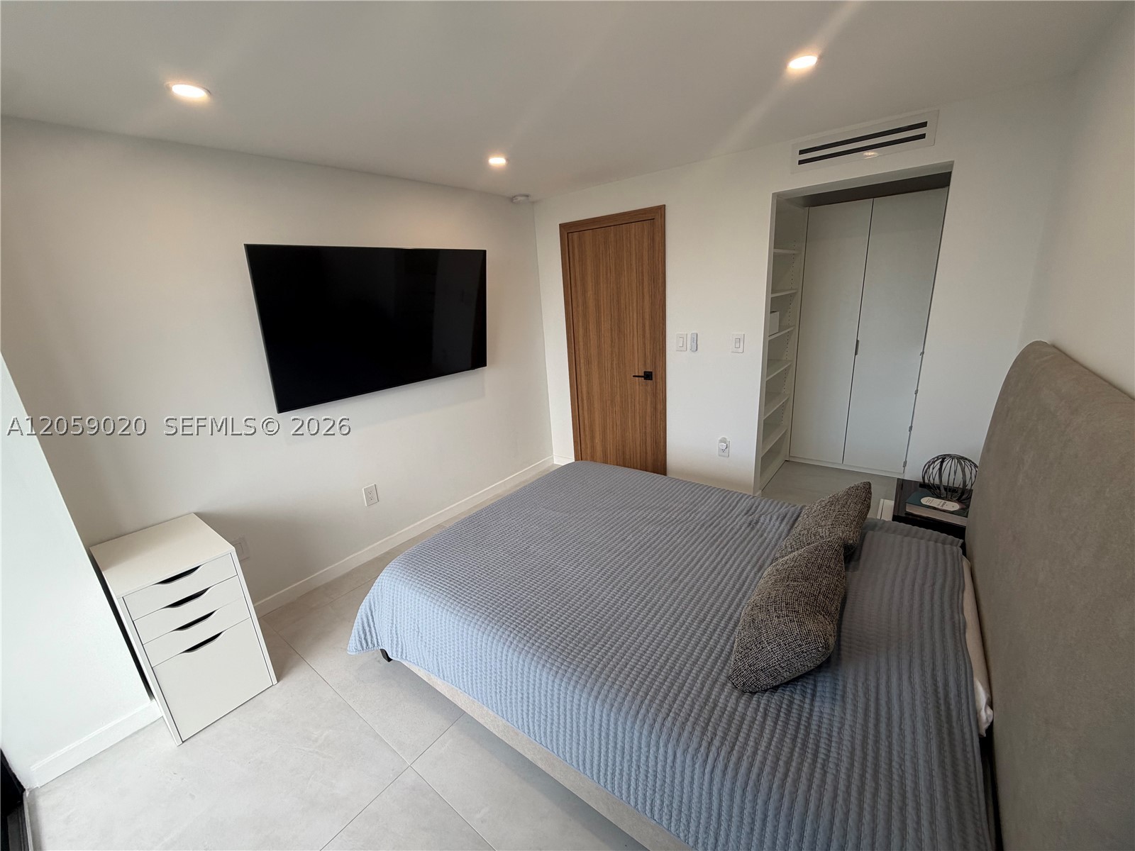 3701 N Country Club Dr #1209, Aventura FL 33180