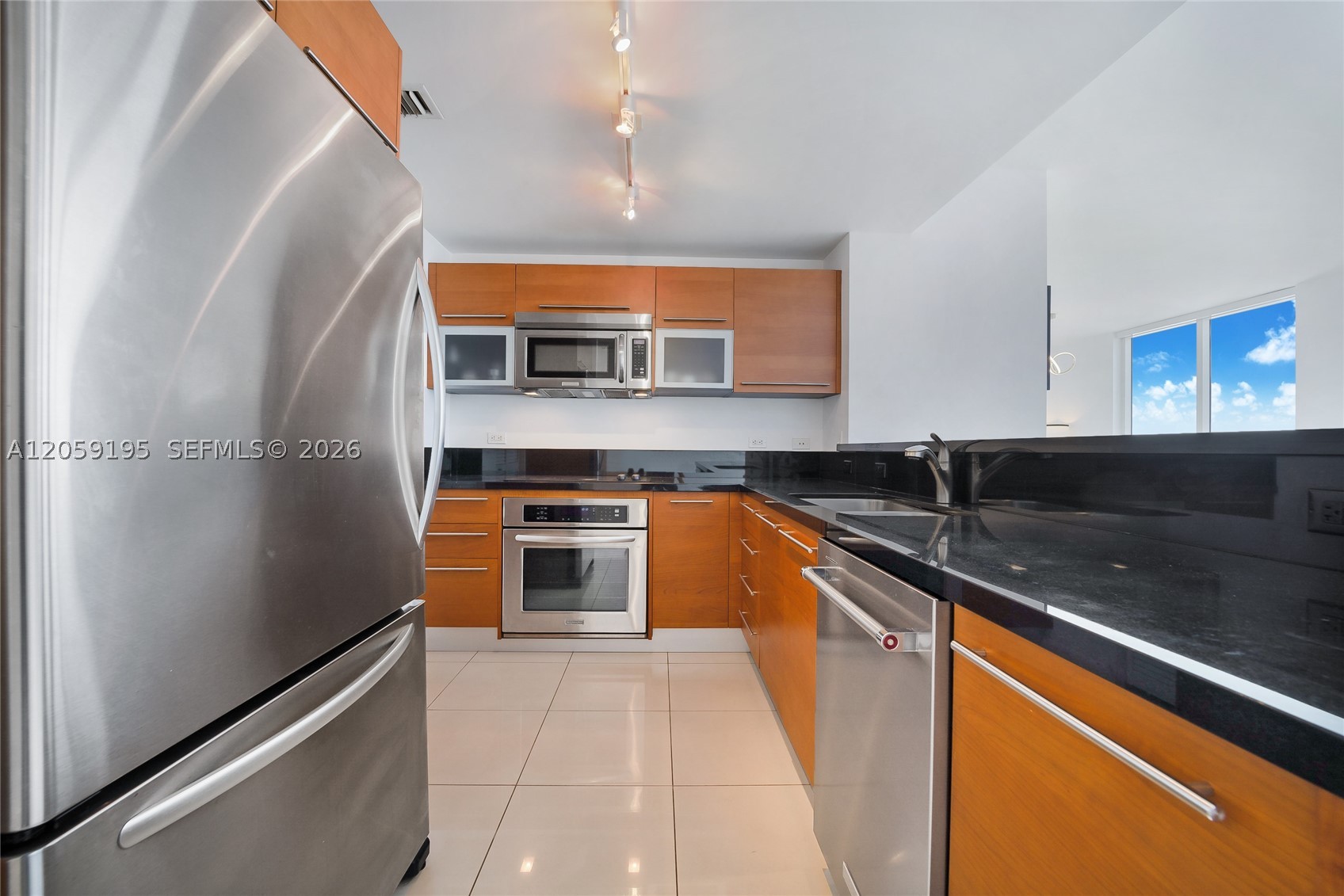 253 NE 2nd St #3302, Miami FL 33132