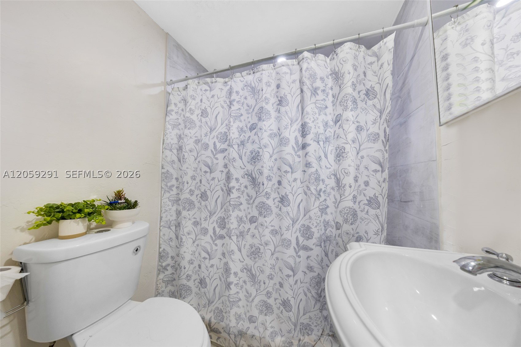 2420 NW 34th St, Miami FL 33142