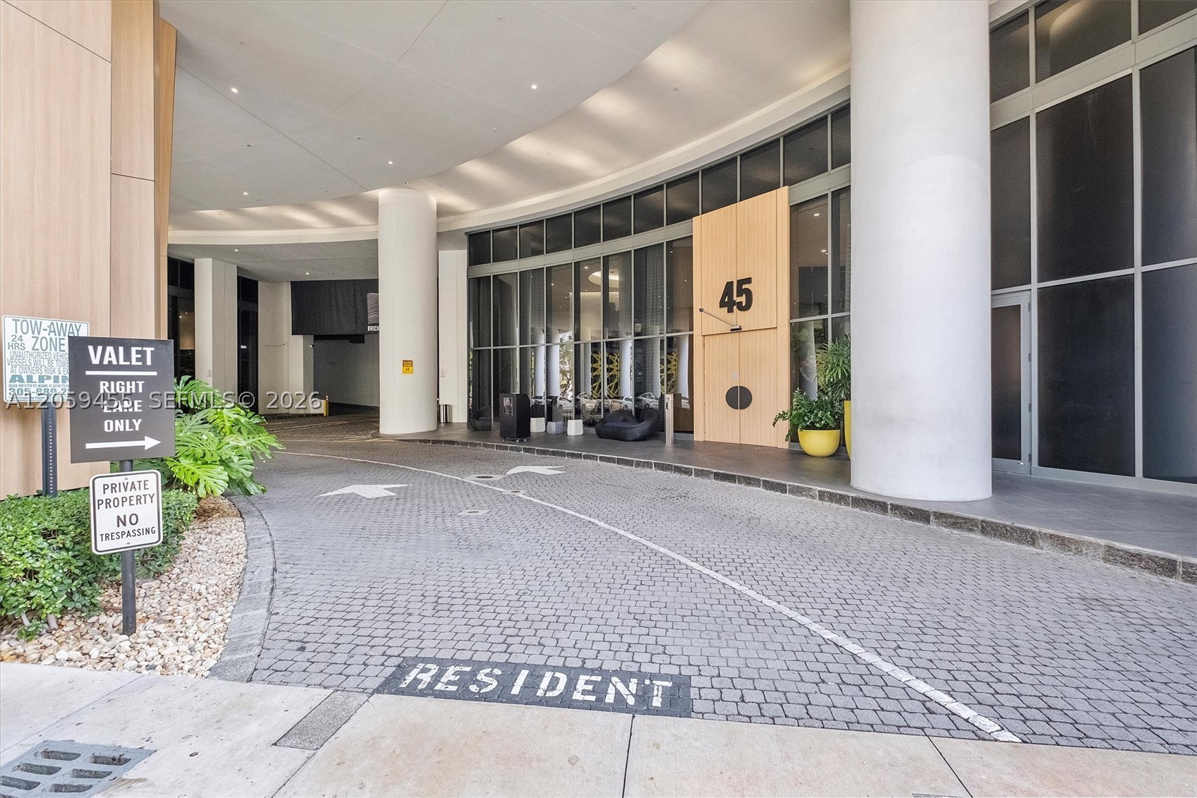 45 SW 9th St #1401, Miami FL 33130