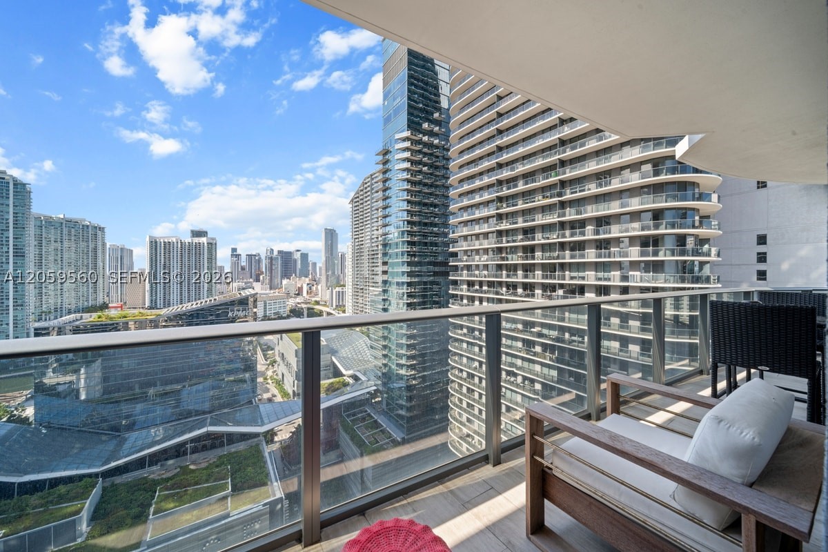 45 SW 9th St #2501, Miami FL 33130