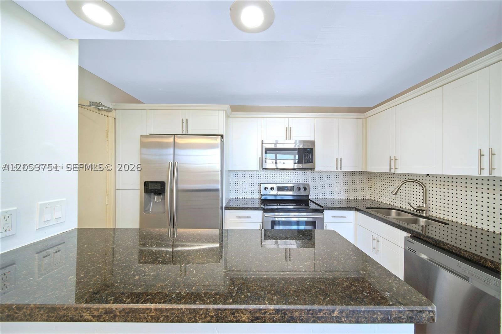 2016 Bay Dr #304, Miami Beach FL 33141
