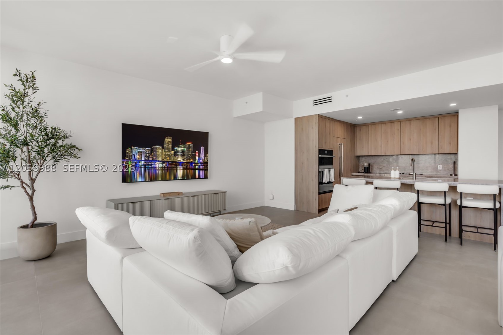 92 SW 3rd St #5204, Miami FL 33130