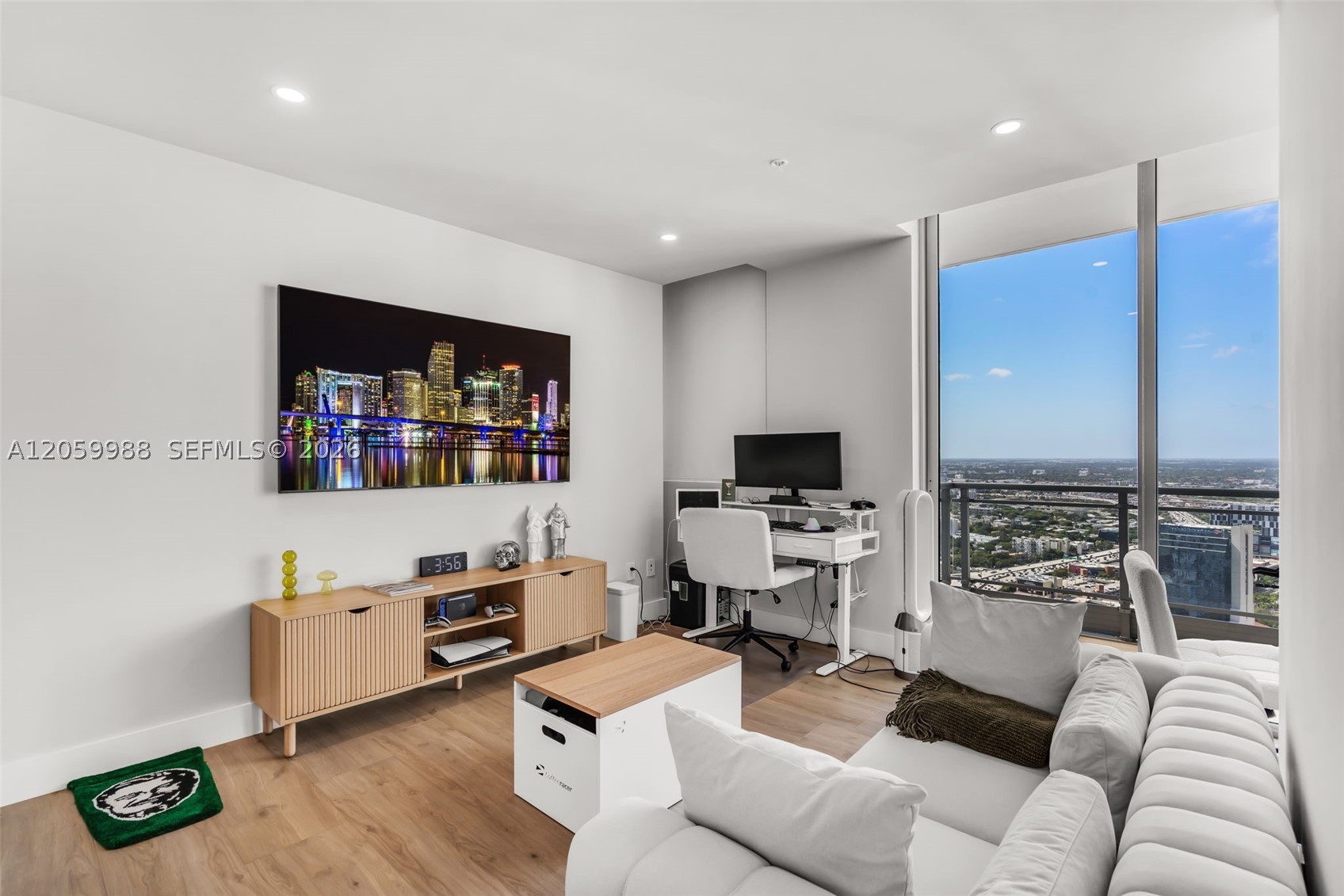 92 SW 3rd St #5204, Miami FL 33130
