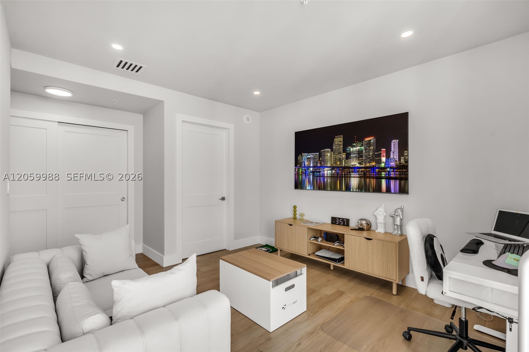92 SW 3rd St #5204, Miami FL 33130