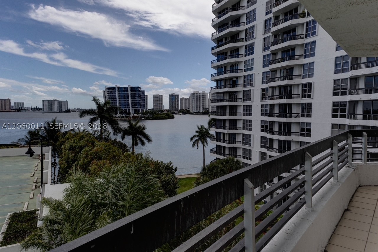 3600 Mystic Pointe Dr #613, Aventura FL 33180