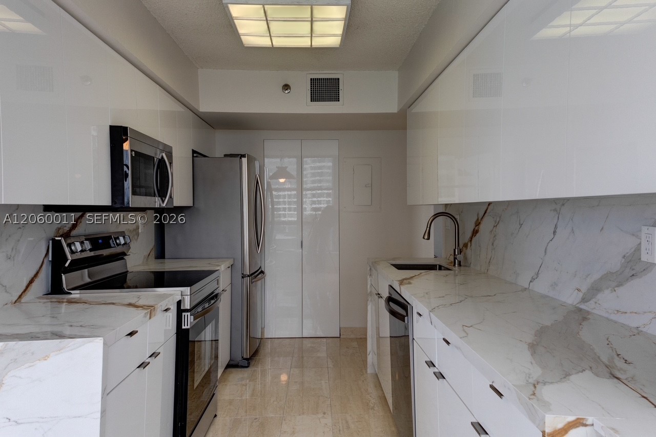 3600 Mystic Pointe Dr #613, Aventura FL 33180