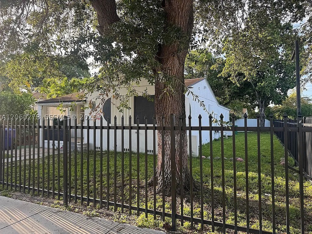 1501 NW 42nd St, Miami FL 33142
