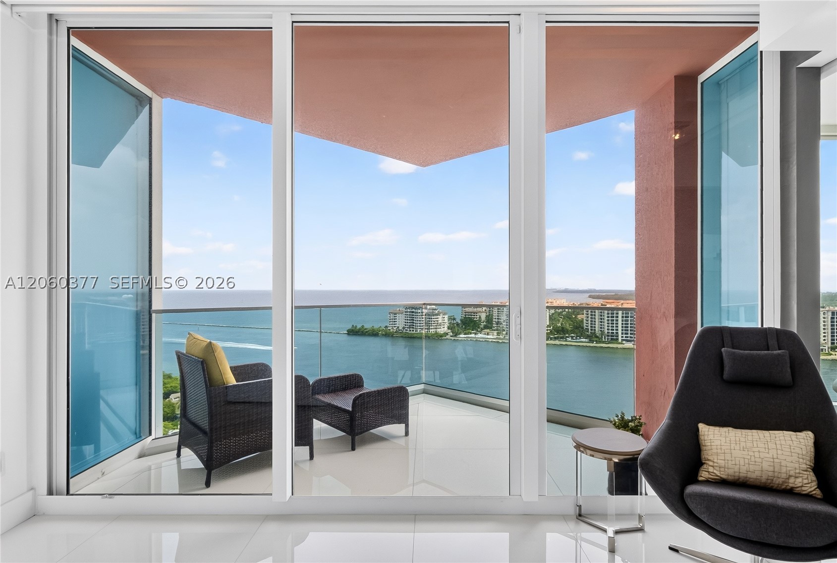300 S Pointe Dr #2104, Miami Beach FL 33139