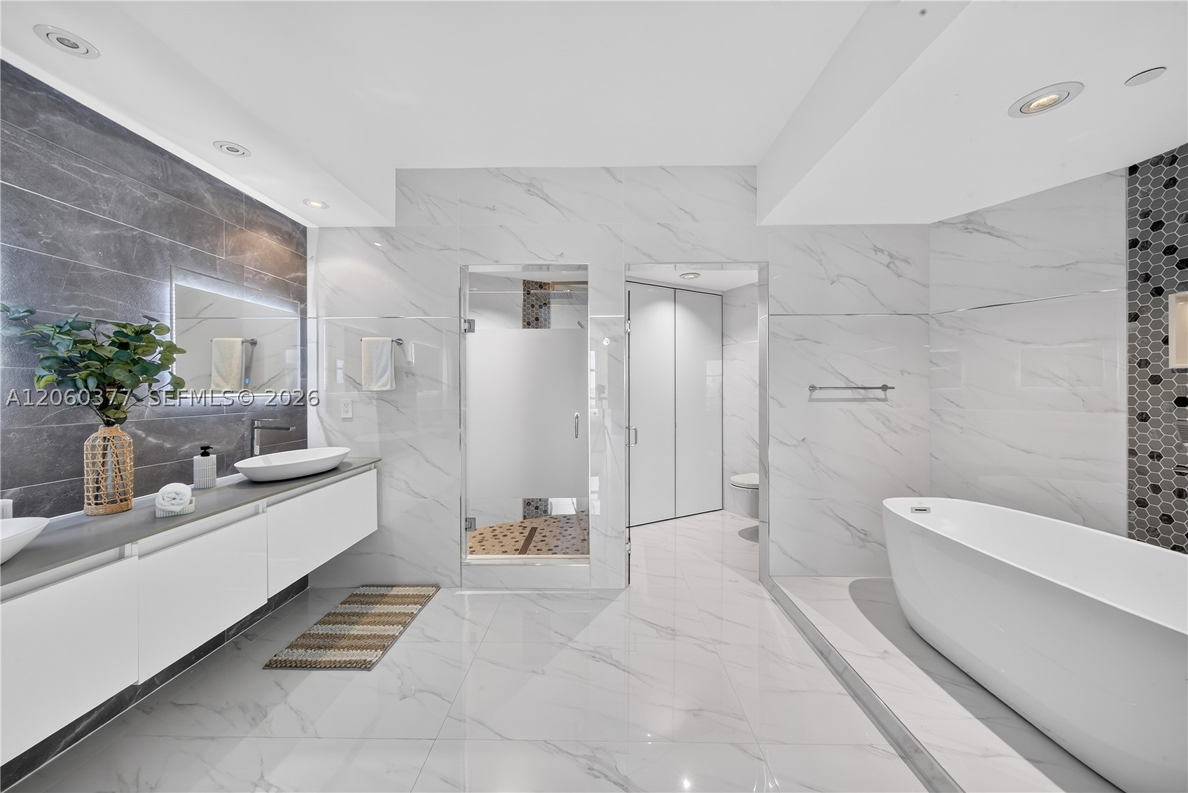 300 S Pointe Dr #2104, Miami Beach FL 33139
