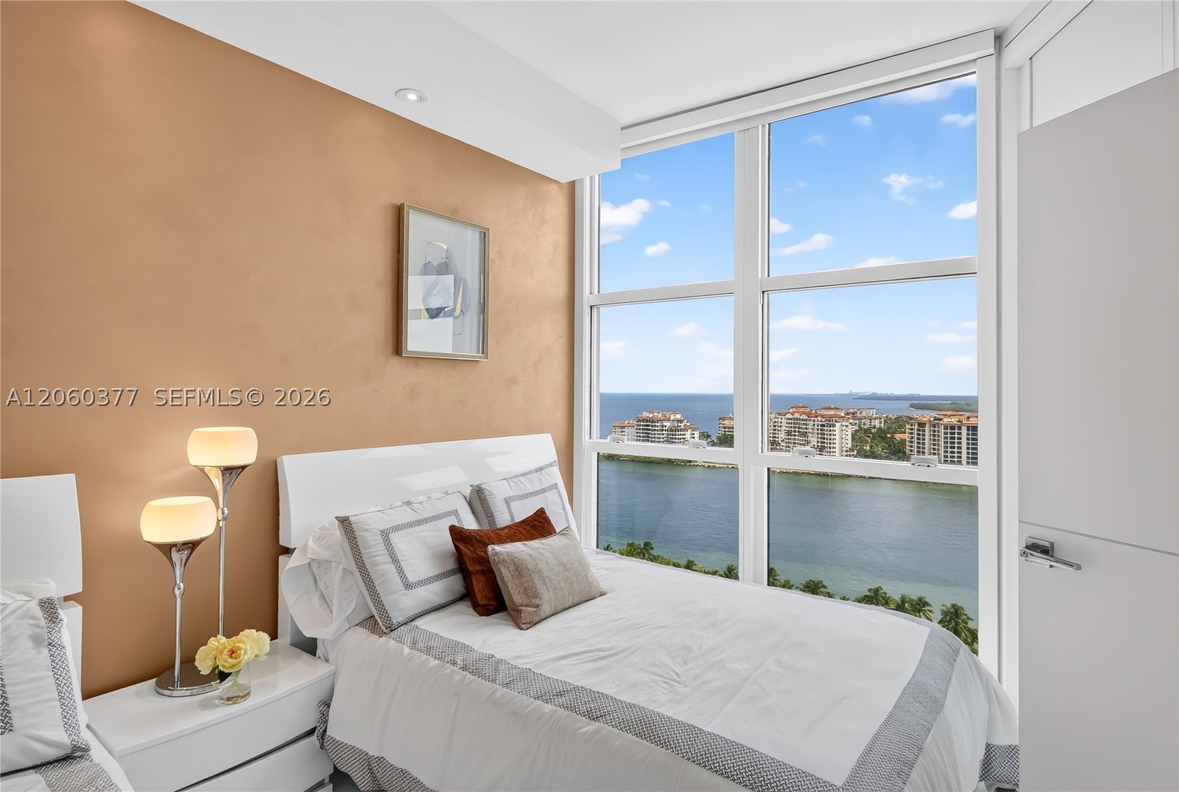 300 S Pointe Dr #2104, Miami Beach FL 33139