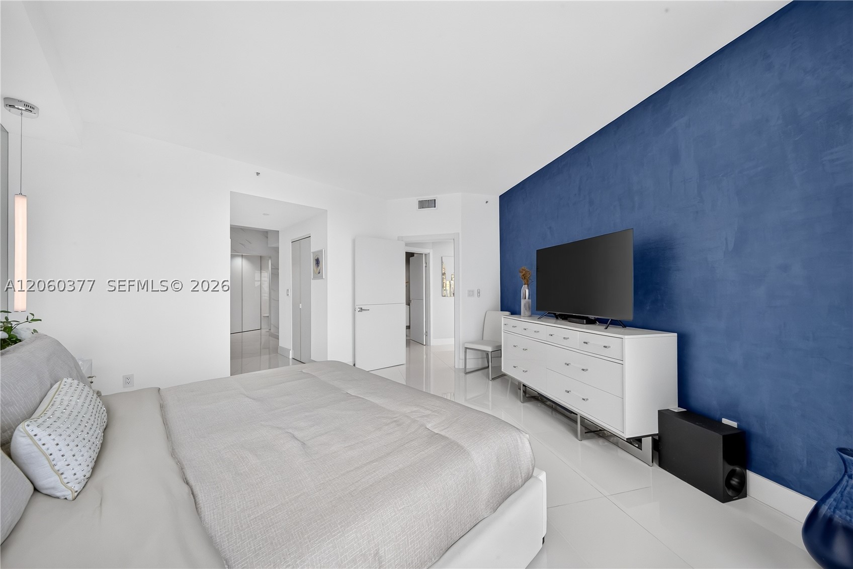 300 S Pointe Dr #2104, Miami Beach FL 33139