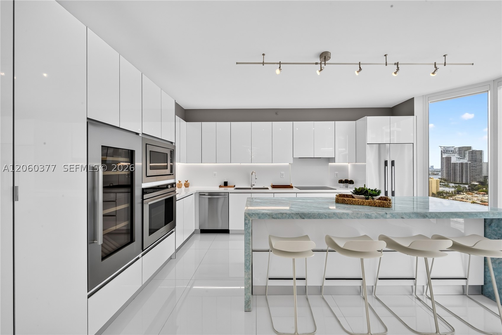 300 S Pointe Dr #2104, Miami Beach FL 33139